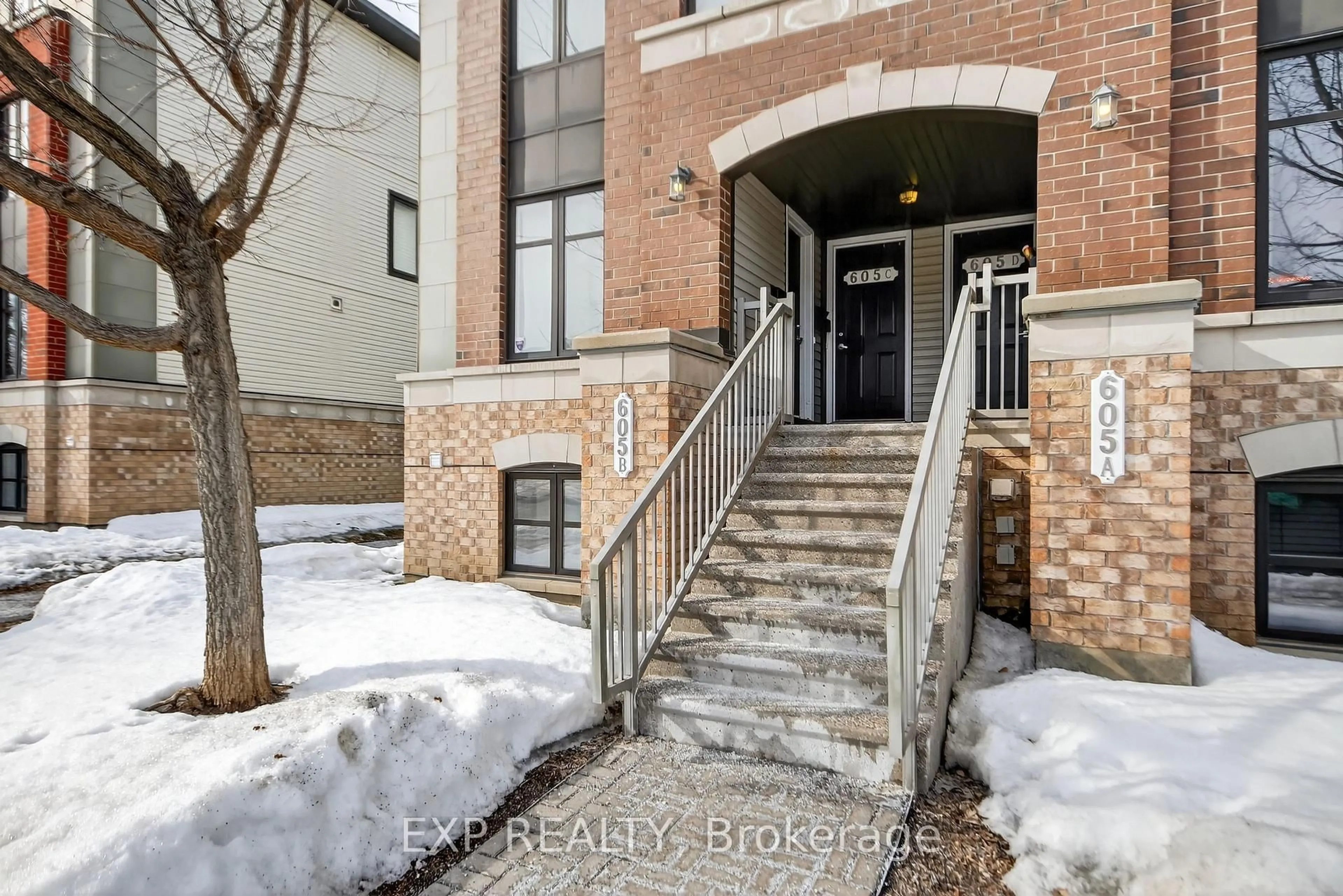 Indoor entryway for 605 B Chapman Mills Dr #32, Ottawa Ontario K2J 5T1