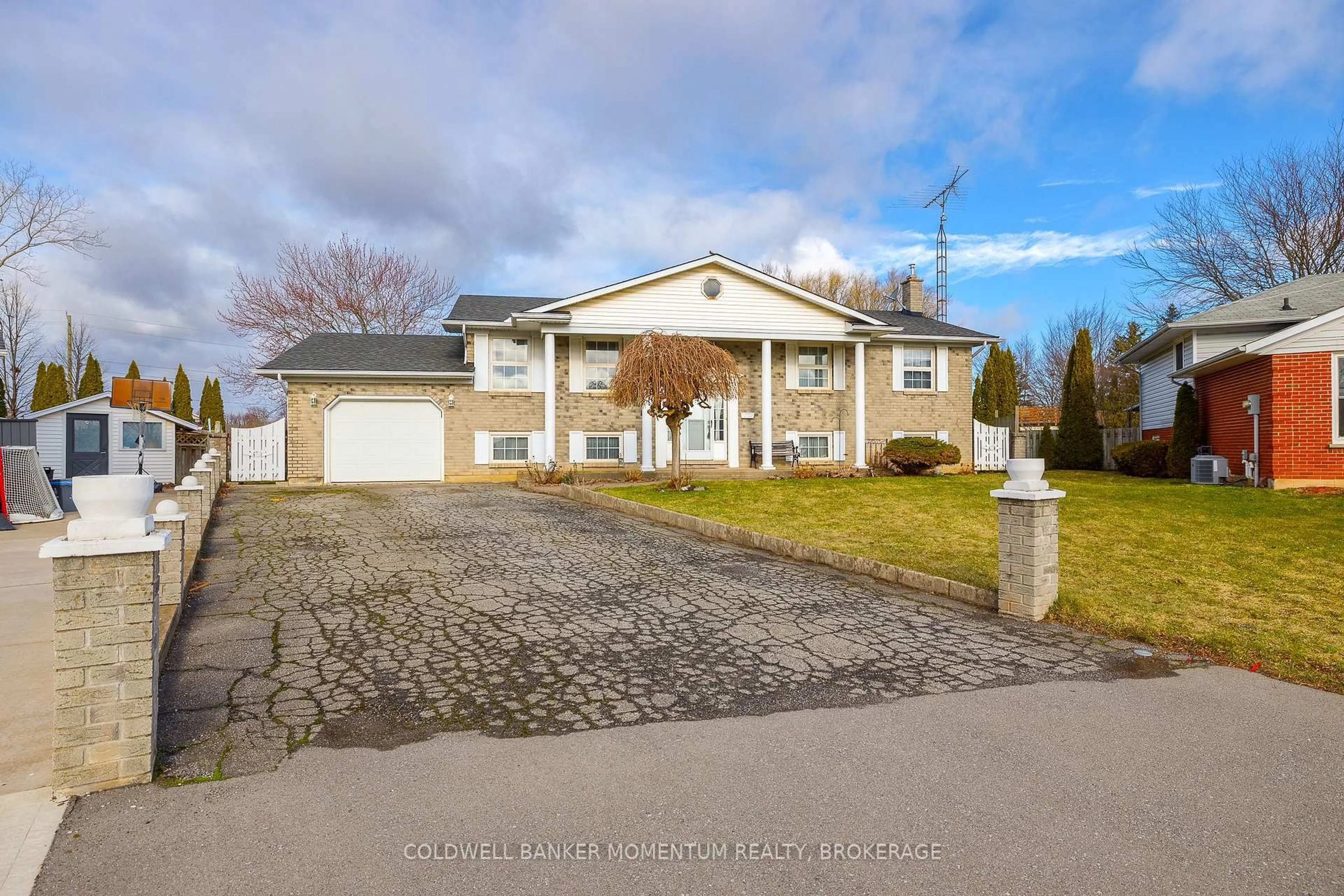 A pic from outside/outdoor area/front of a property/back of a property/a pic from drone, street for 64 Larchwood Circ, Welland Ontario L3C 6T2