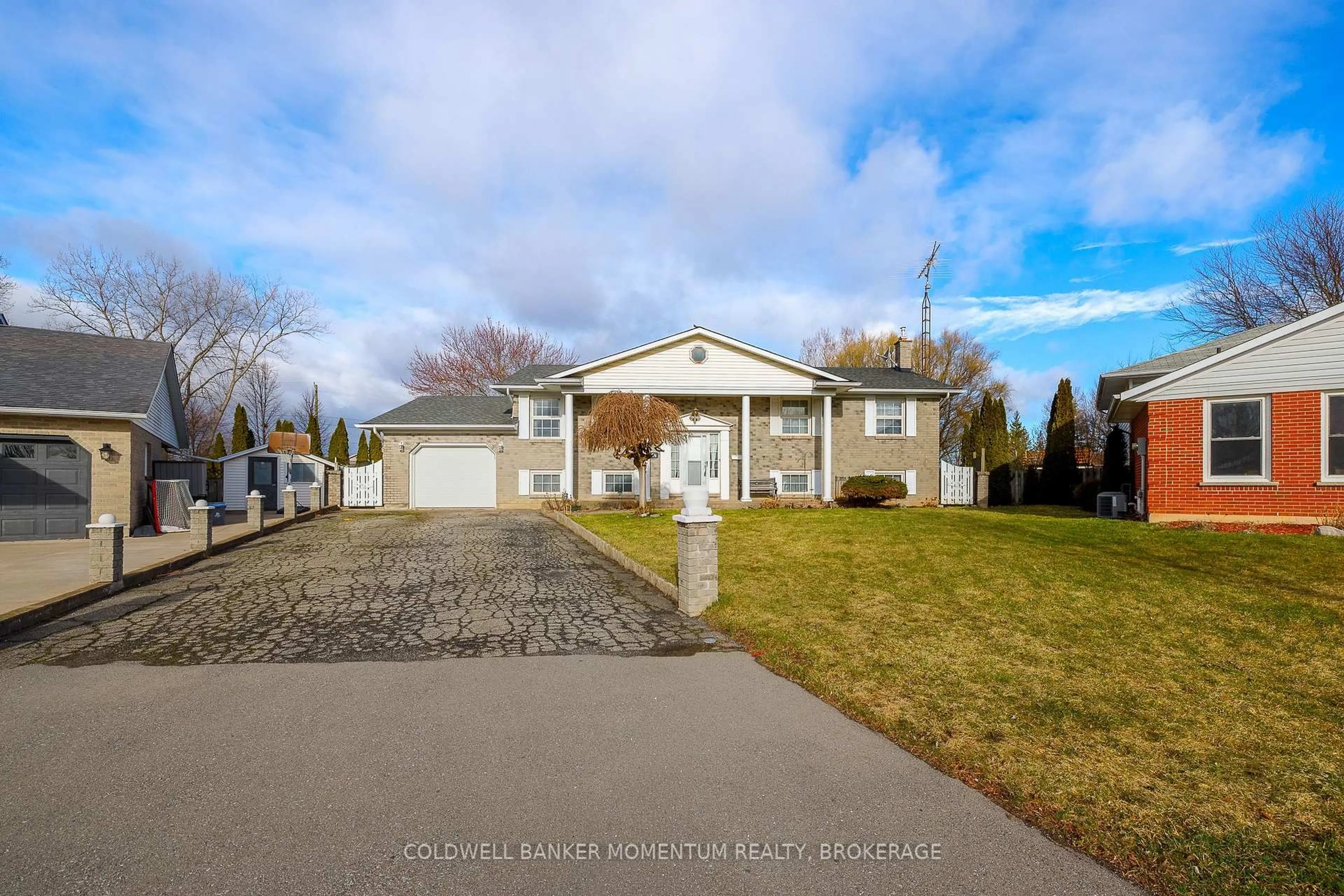 A pic from outside/outdoor area/front of a property/back of a property/a pic from drone, street for 64 Larchwood Circ, Welland Ontario L3C 6T2