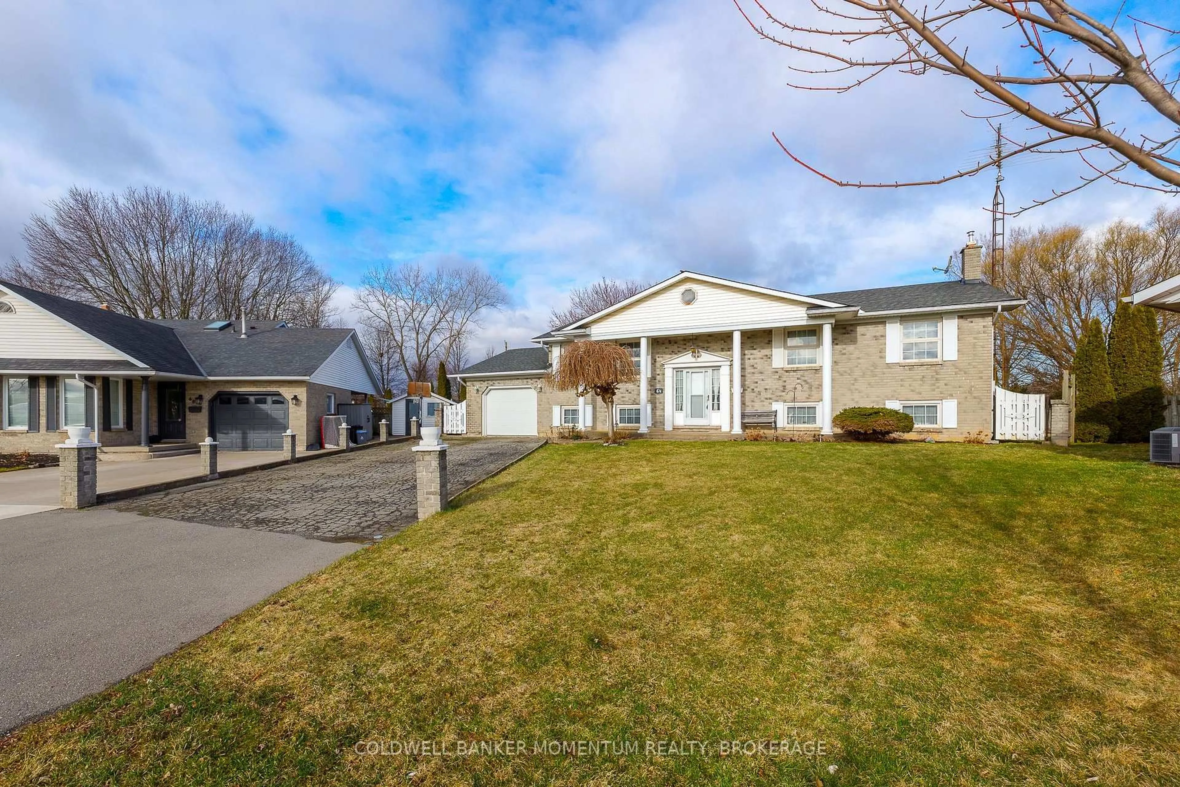 A pic from outside/outdoor area/front of a property/back of a property/a pic from drone, street for 64 Larchwood Circ, Welland Ontario L3C 6T2