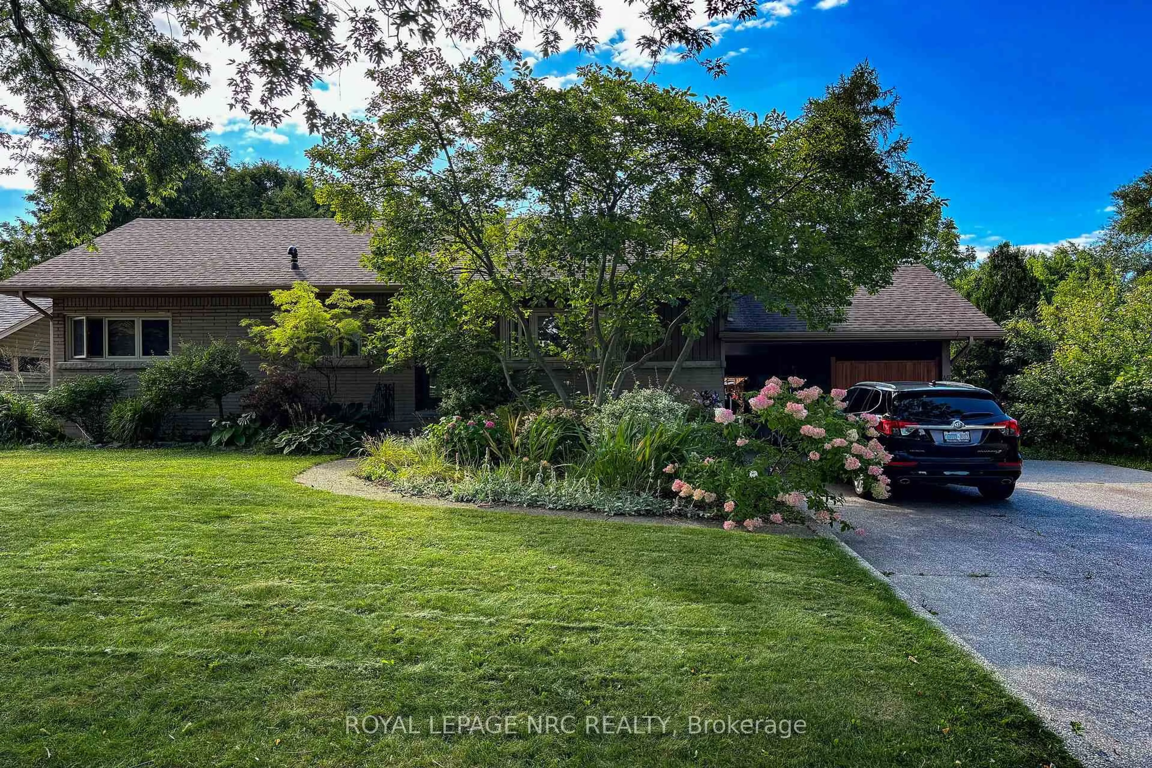 A pic from outside/outdoor area/front of a property/back of a property/a pic from drone, street for 45 Nickerson Ave, St. Catharines Ontario L2N 3M5