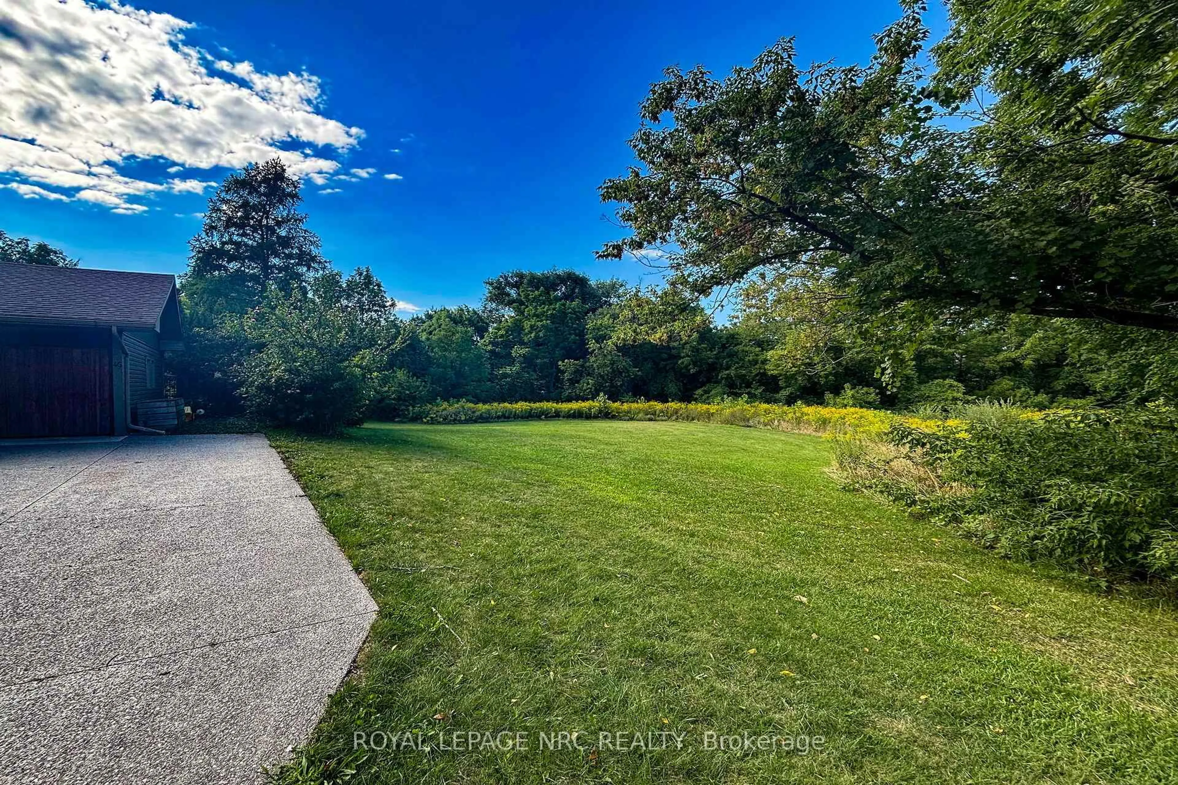 A pic from outside/outdoor area/front of a property/back of a property/a pic from drone, unknown for 45 Nickerson Ave, St. Catharines Ontario L2N 3M5