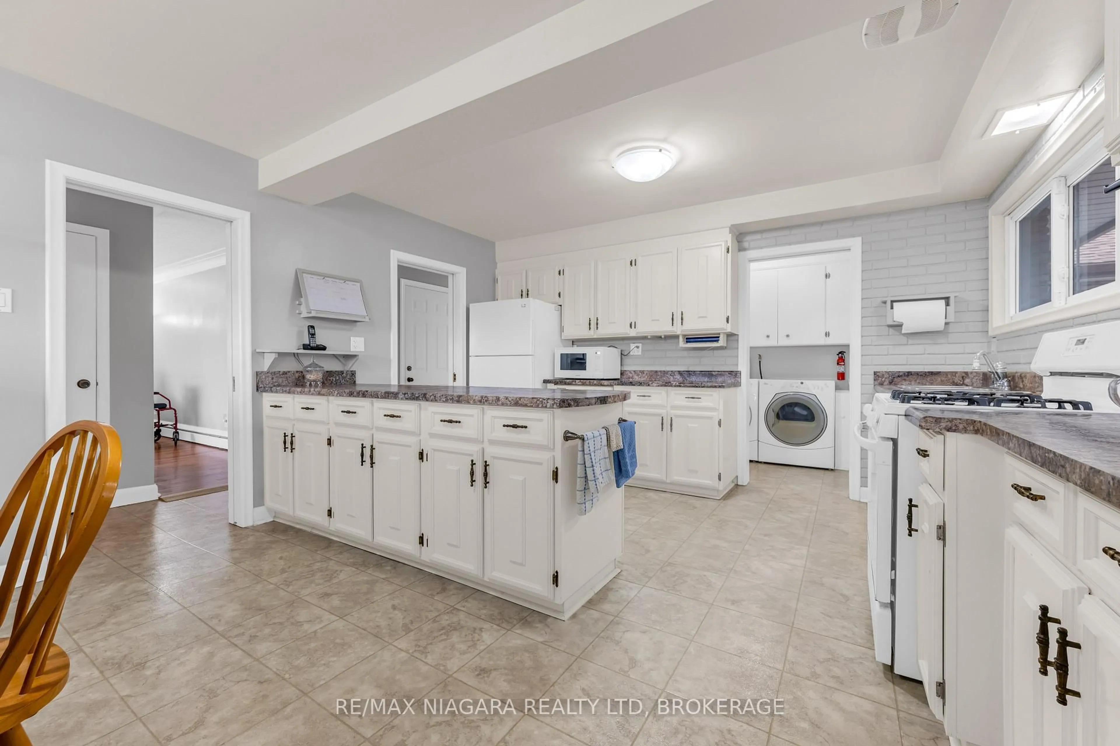 Kitchen with laundary machines, ceramic/tile floor for 9 Caithness Dr, Welland Ontario L3C 4Z3