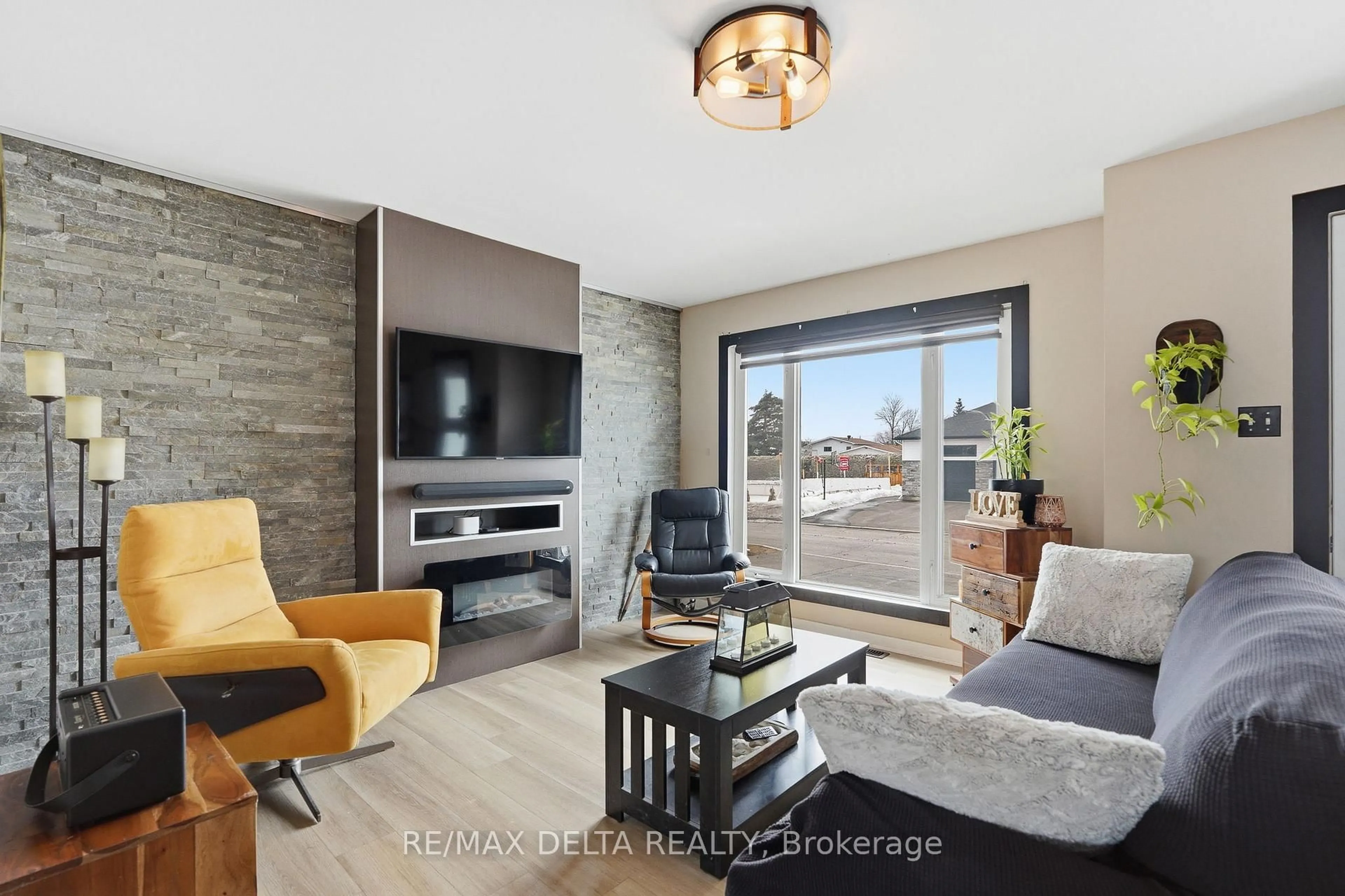 Living room with furniture, unknown for 60 Richard St, Alfred and Plantagenet Ontario K0B 1A0