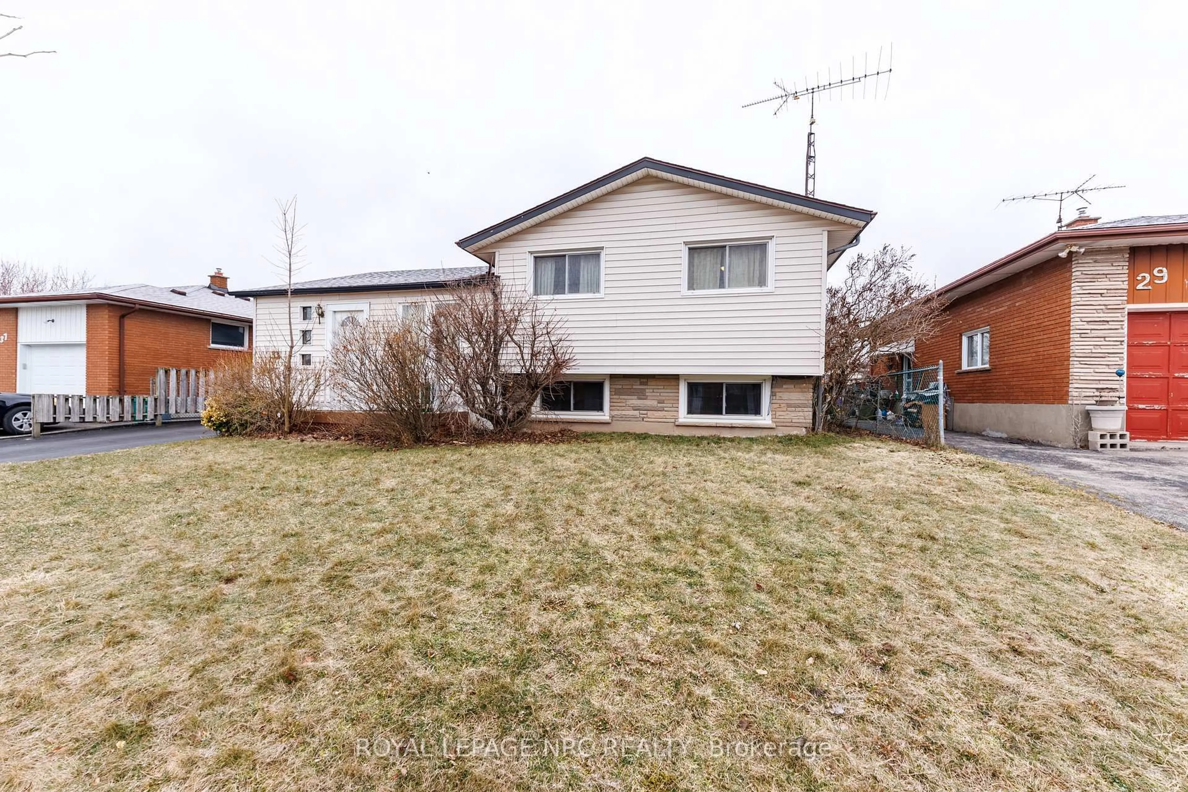 A pic from outside/outdoor area/front of a property/back of a property/a pic from drone, street for 33 Strathmore Cres, Welland Ontario L3B 1B8