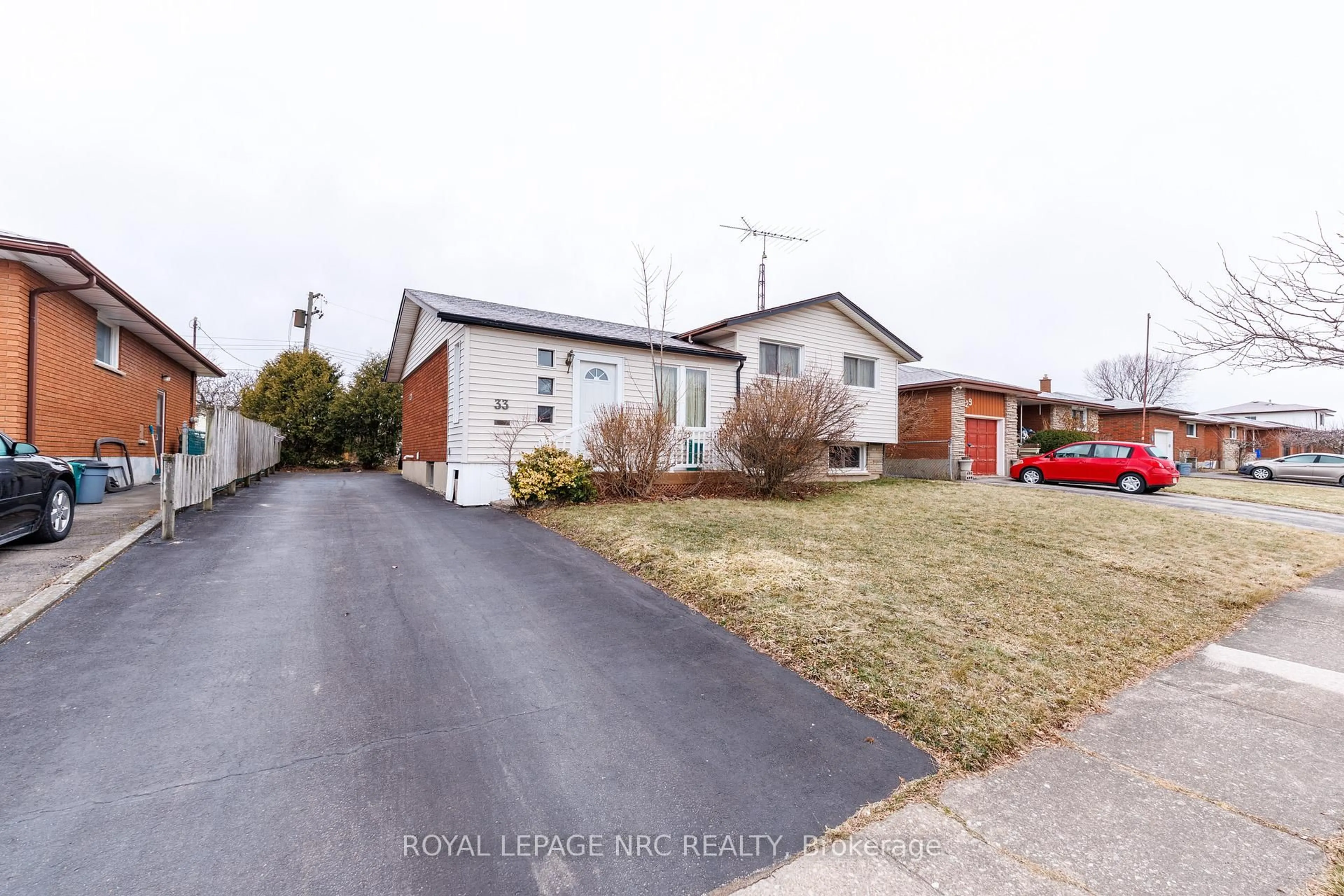 A pic from outside/outdoor area/front of a property/back of a property/a pic from drone, street for 33 Strathmore Cres, Welland Ontario L3B 1B8