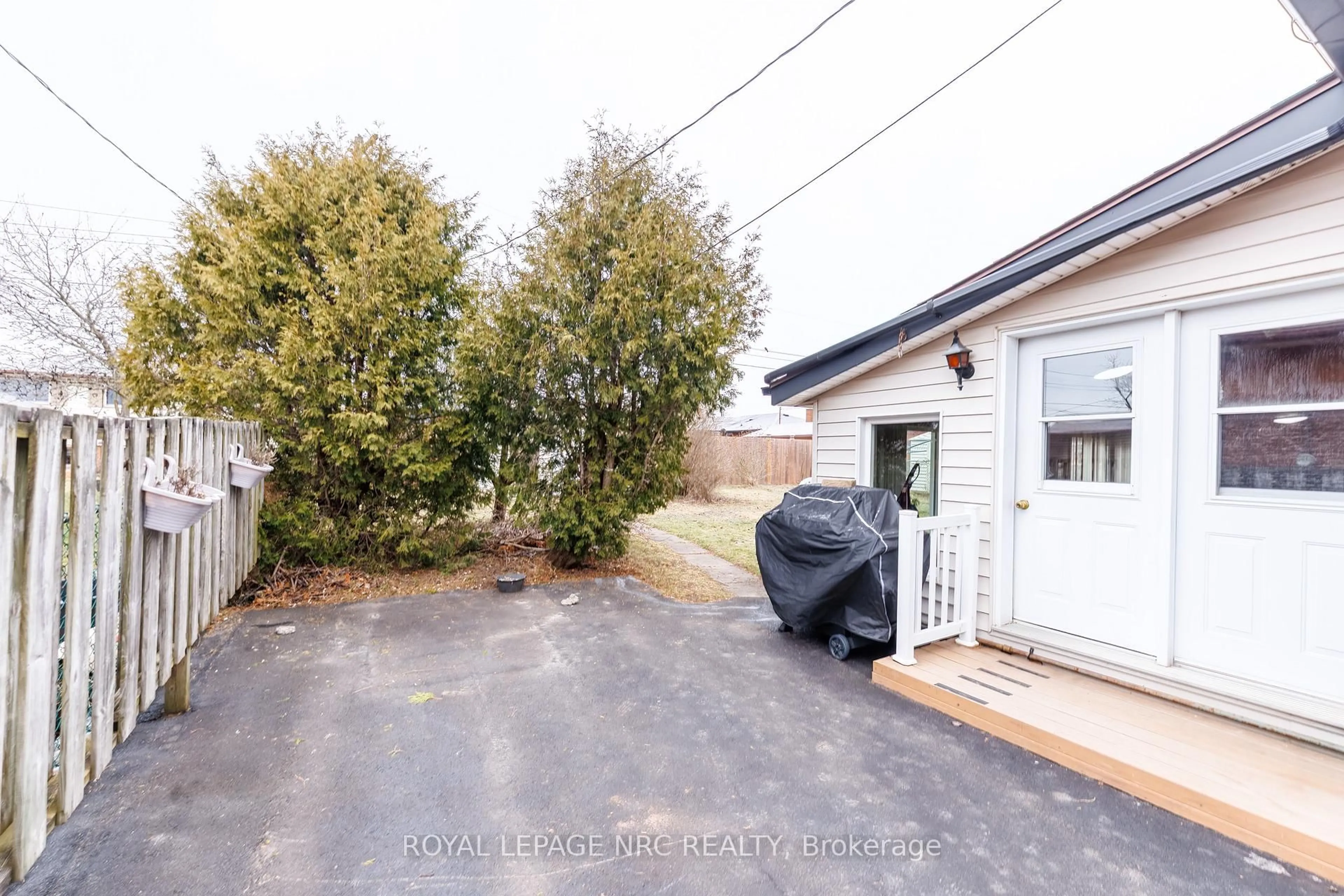 A pic from outside/outdoor area/front of a property/back of a property/a pic from drone, street for 33 Strathmore Cres, Welland Ontario L3B 1B8