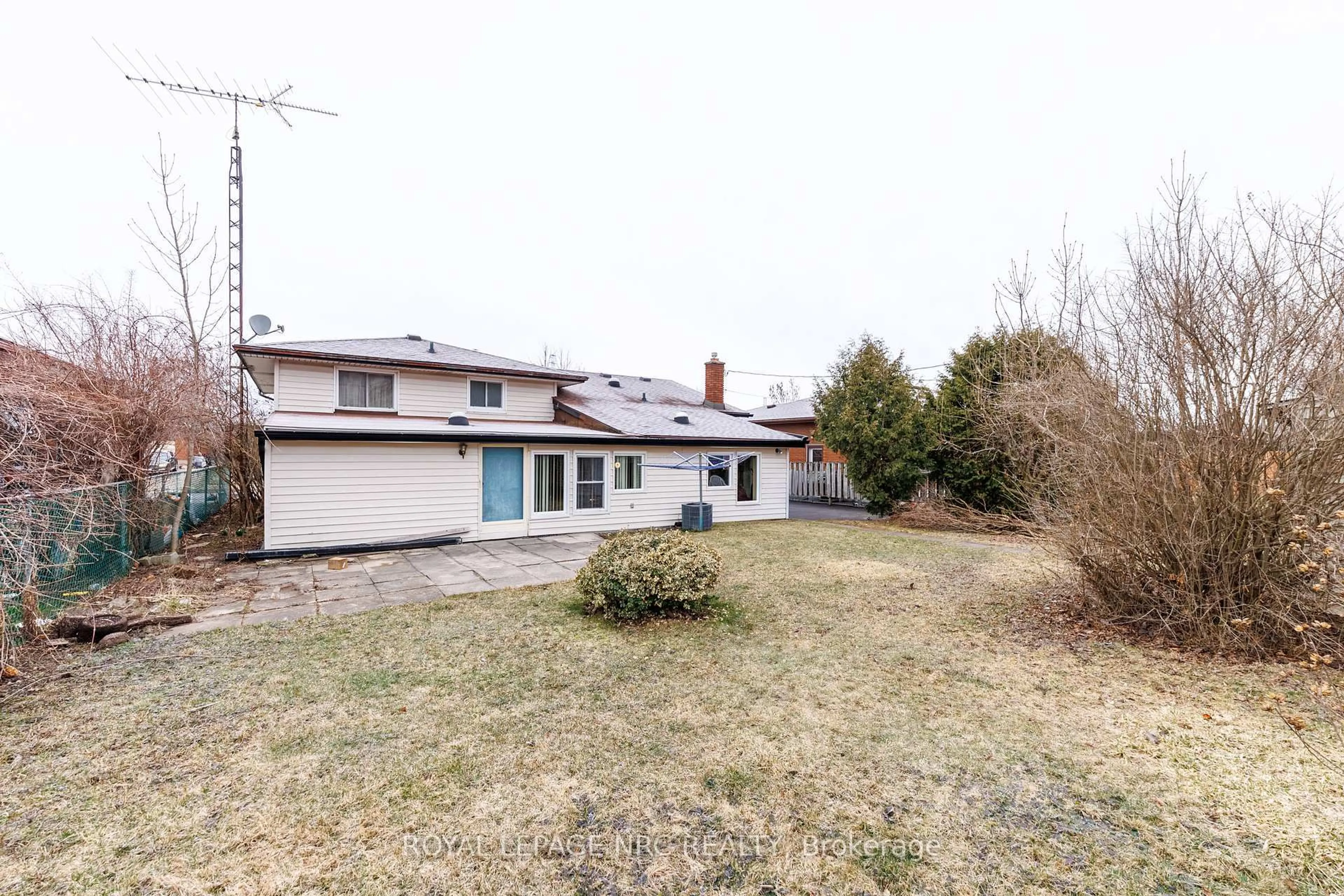 A pic from outside/outdoor area/front of a property/back of a property/a pic from drone, street for 33 Strathmore Cres, Welland Ontario L3B 1B8