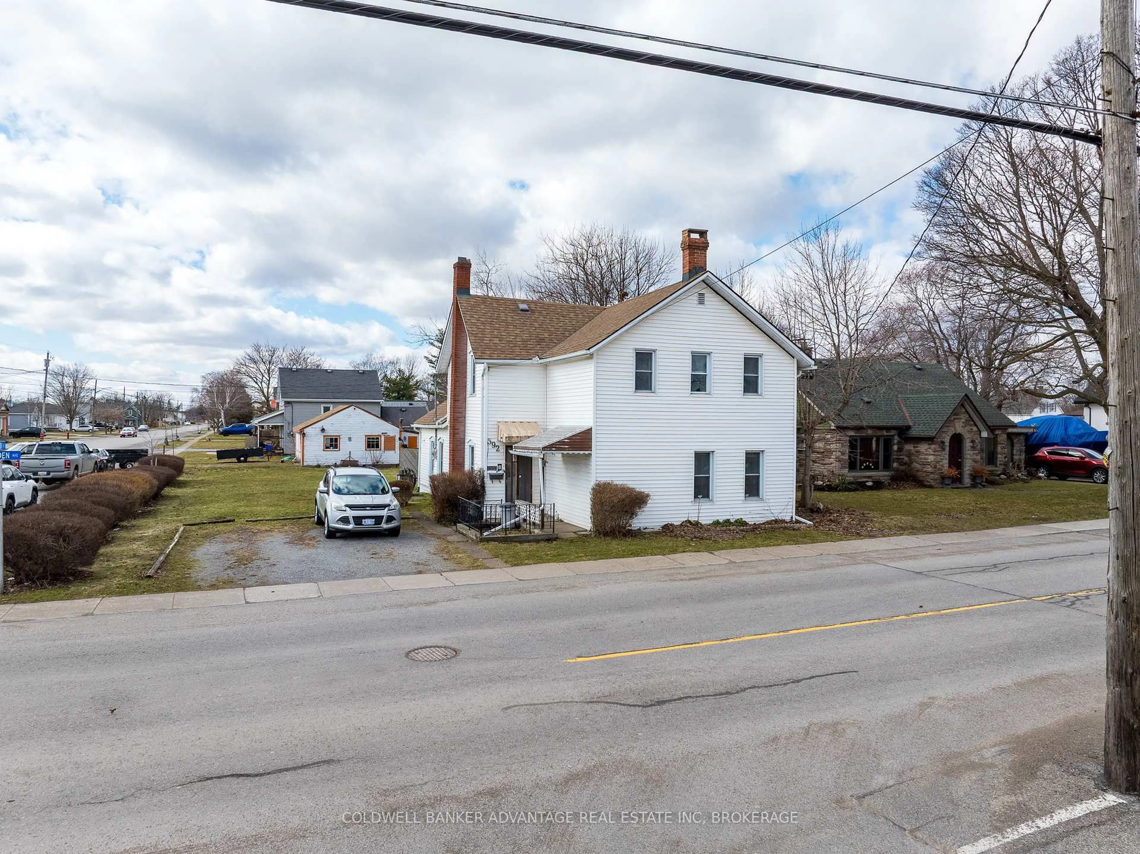 A pic from outside/outdoor area/front of a property/back of a property/a pic from drone, street for 592 Fielden Ave, Port Colborne Ontario L3K 4V4