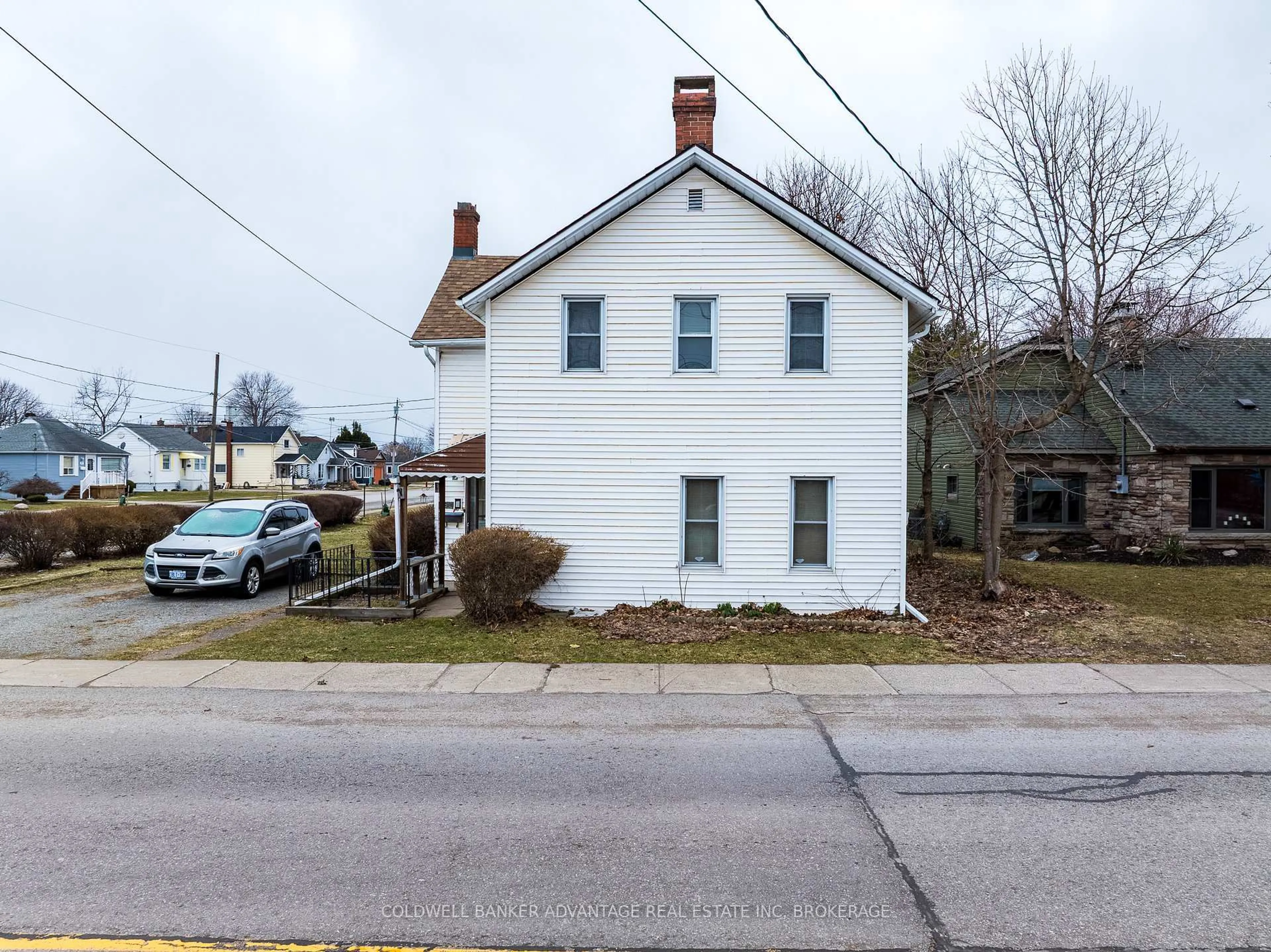 A pic from outside/outdoor area/front of a property/back of a property/a pic from drone, building for 592 Fielden Ave, Port Colborne Ontario L3K 4V4