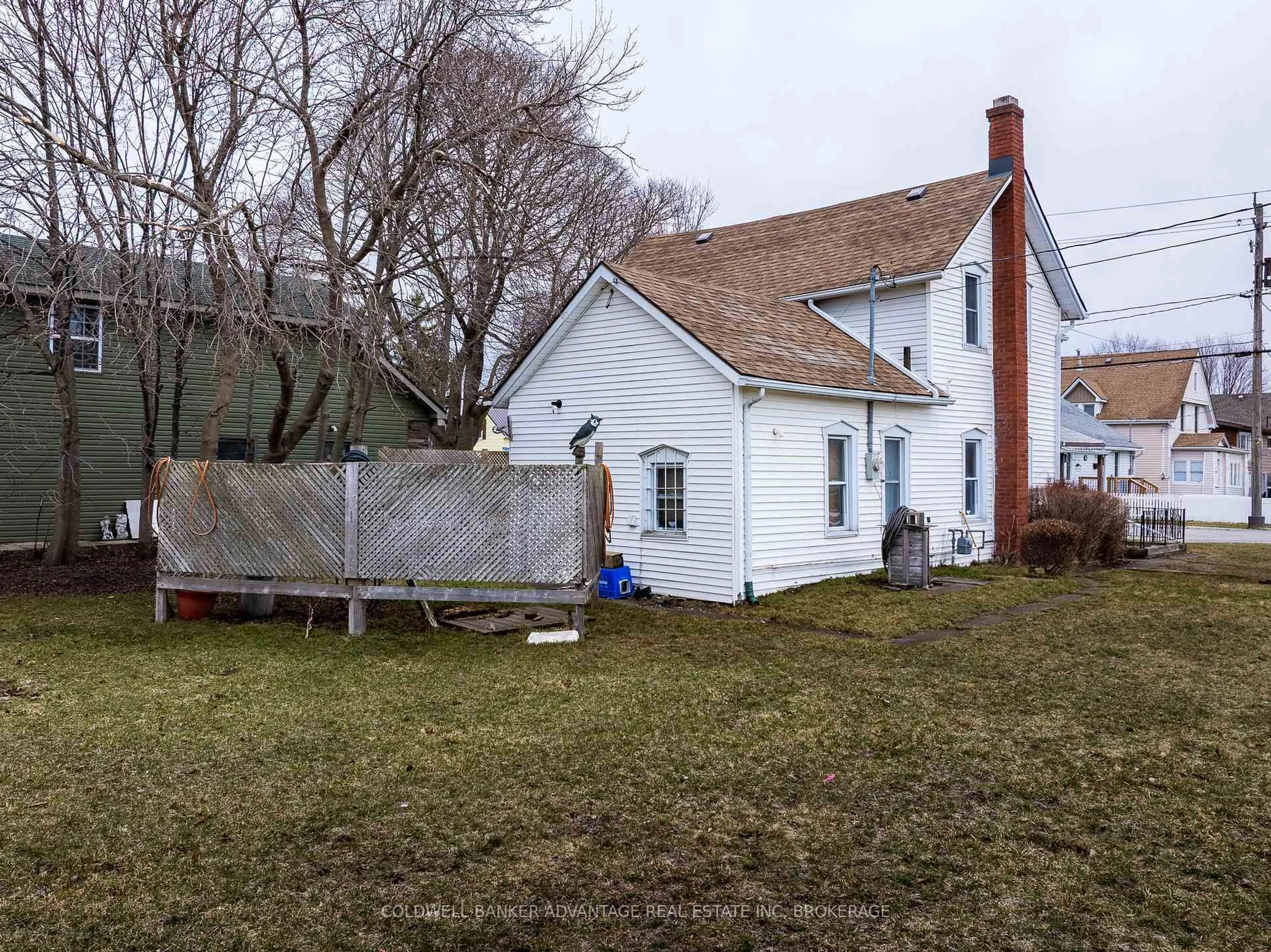 A pic from outside/outdoor area/front of a property/back of a property/a pic from drone, street for 592 Fielden Ave, Port Colborne Ontario L3K 4V4