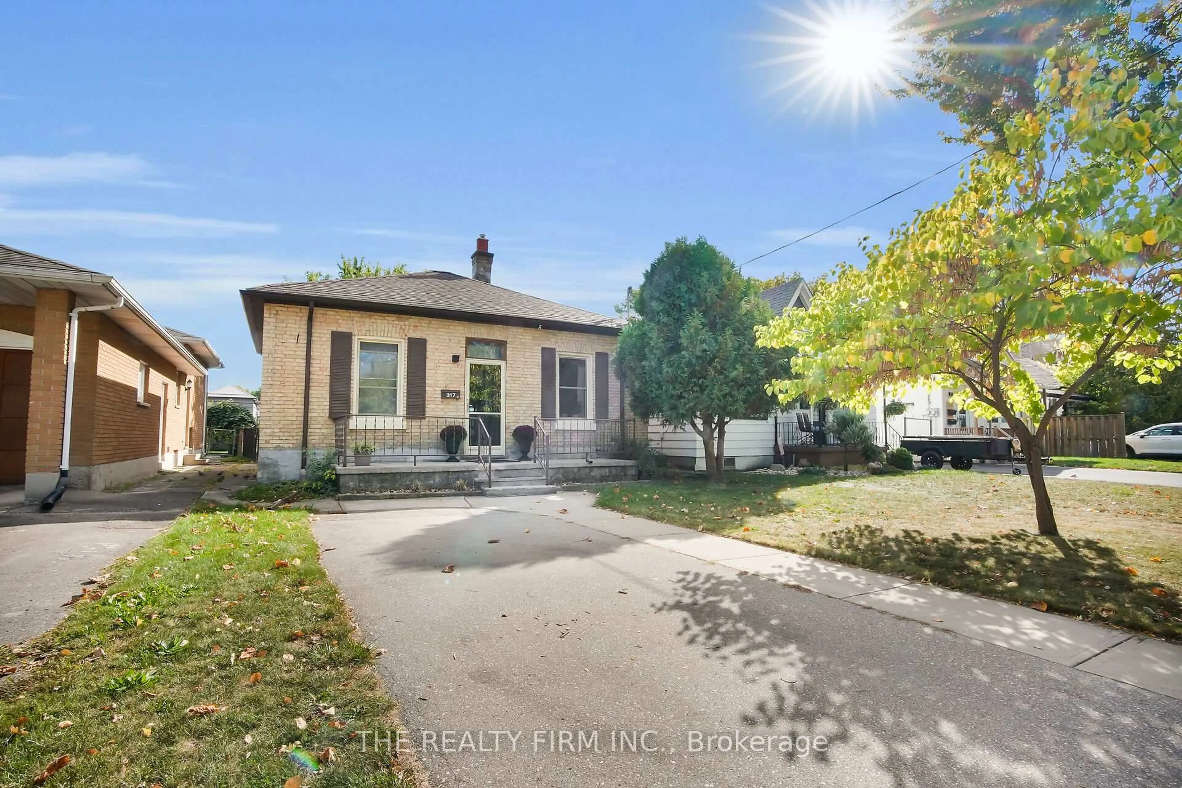 A pic from outside/outdoor area/front of a property/back of a property/a pic from drone, street for 317 Simcoe St, London East Ontario N6B 1J4