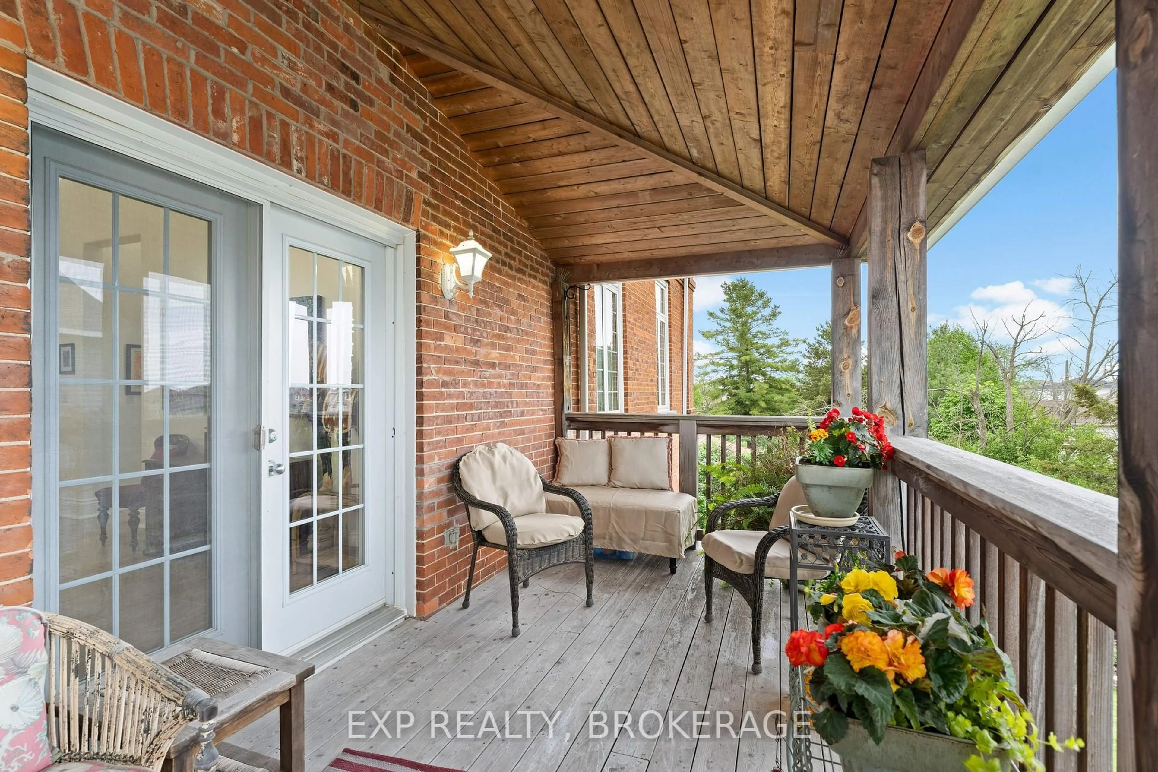 Indoor entryway for 11 CROSS St, Bissett Creek Ontario K0H 2H0