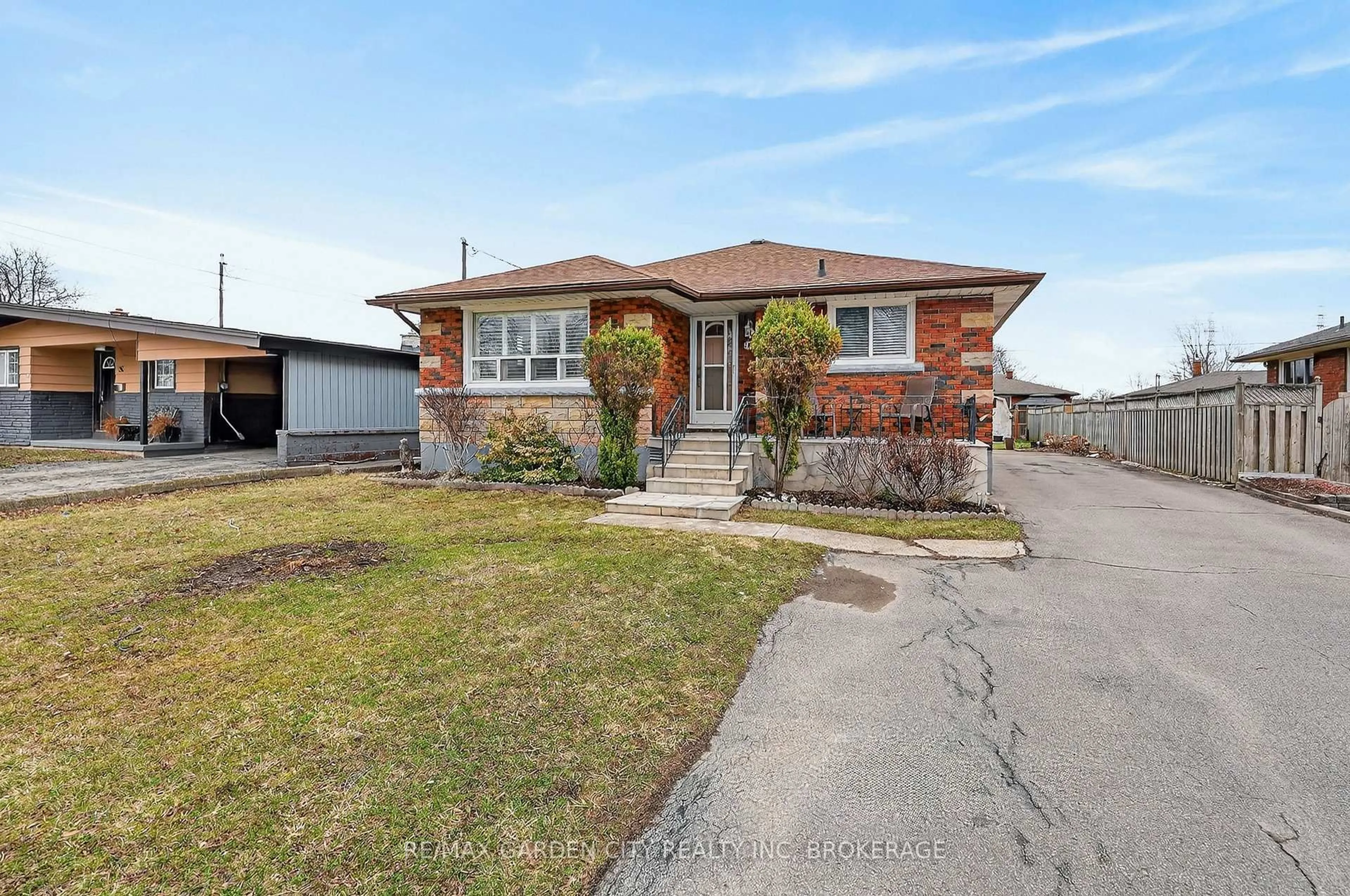 Home with brick exterior material, street for 98 GOLDEN Blvd, Welland Ontario L3B 1H7