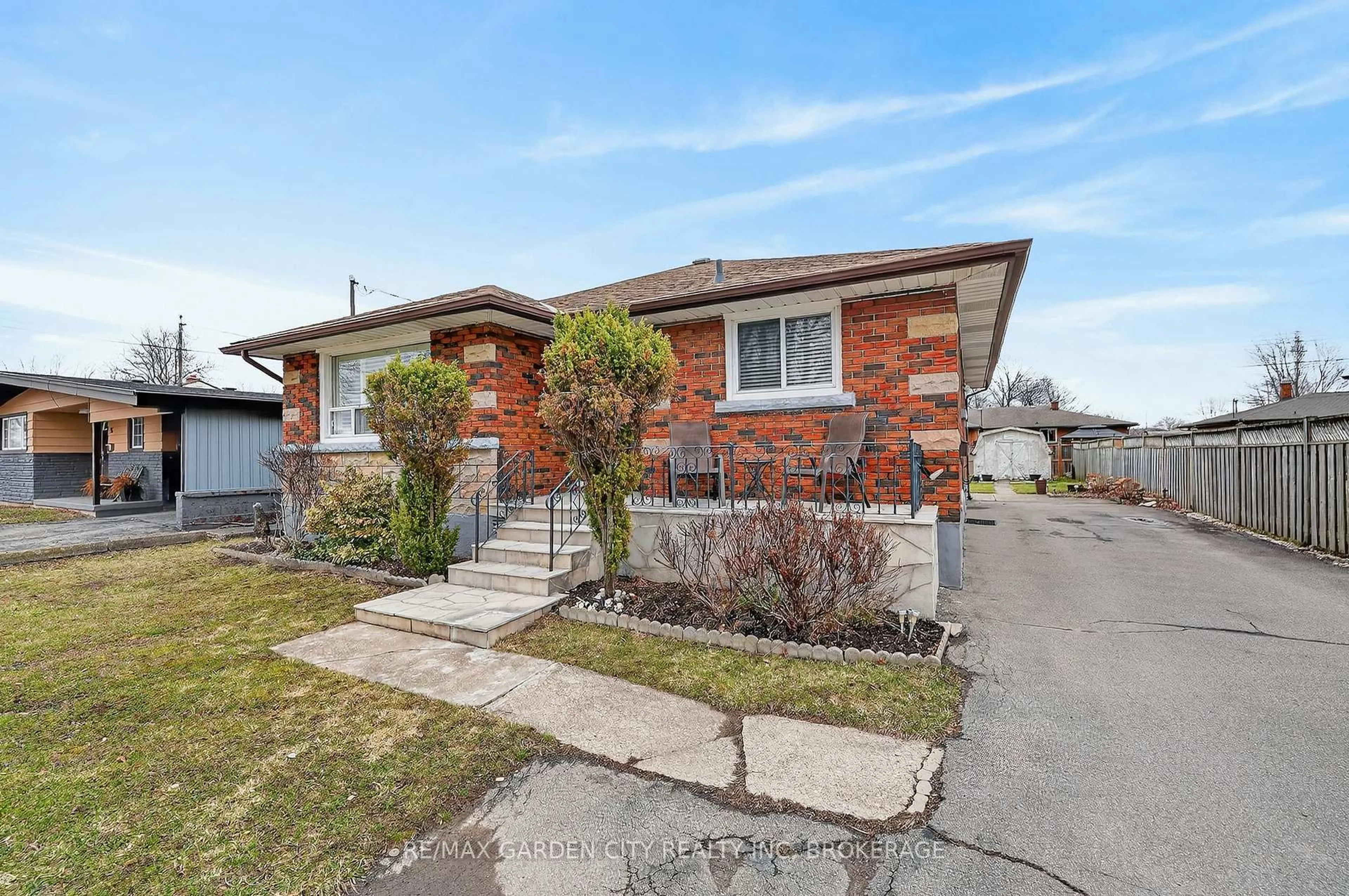 Home with brick exterior material, street for 98 GOLDEN Blvd, Welland Ontario L3B 1H7