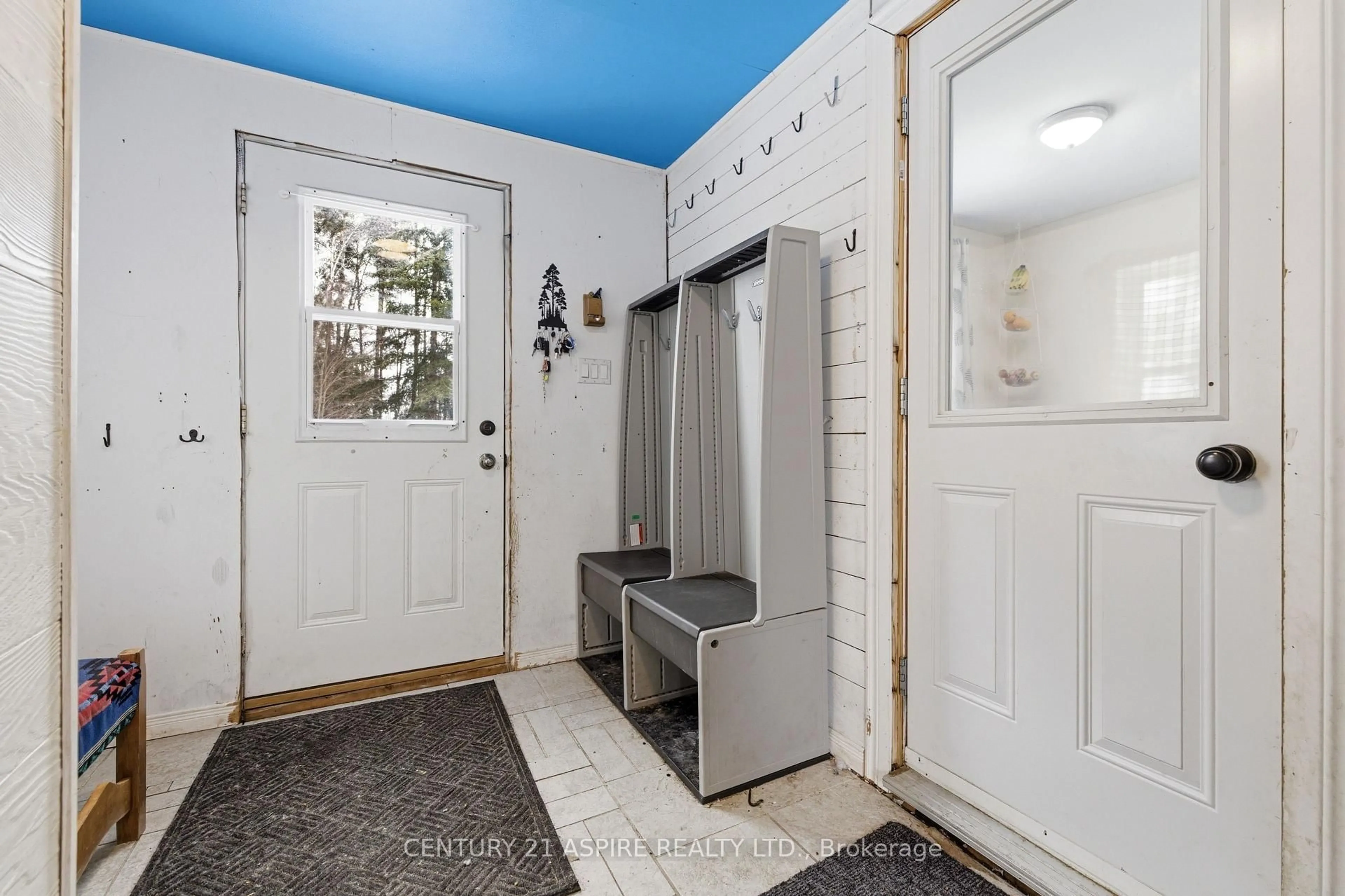 Indoor entryway for 212 Schwanz Rd, Petawawa Ontario K8H 1Y5