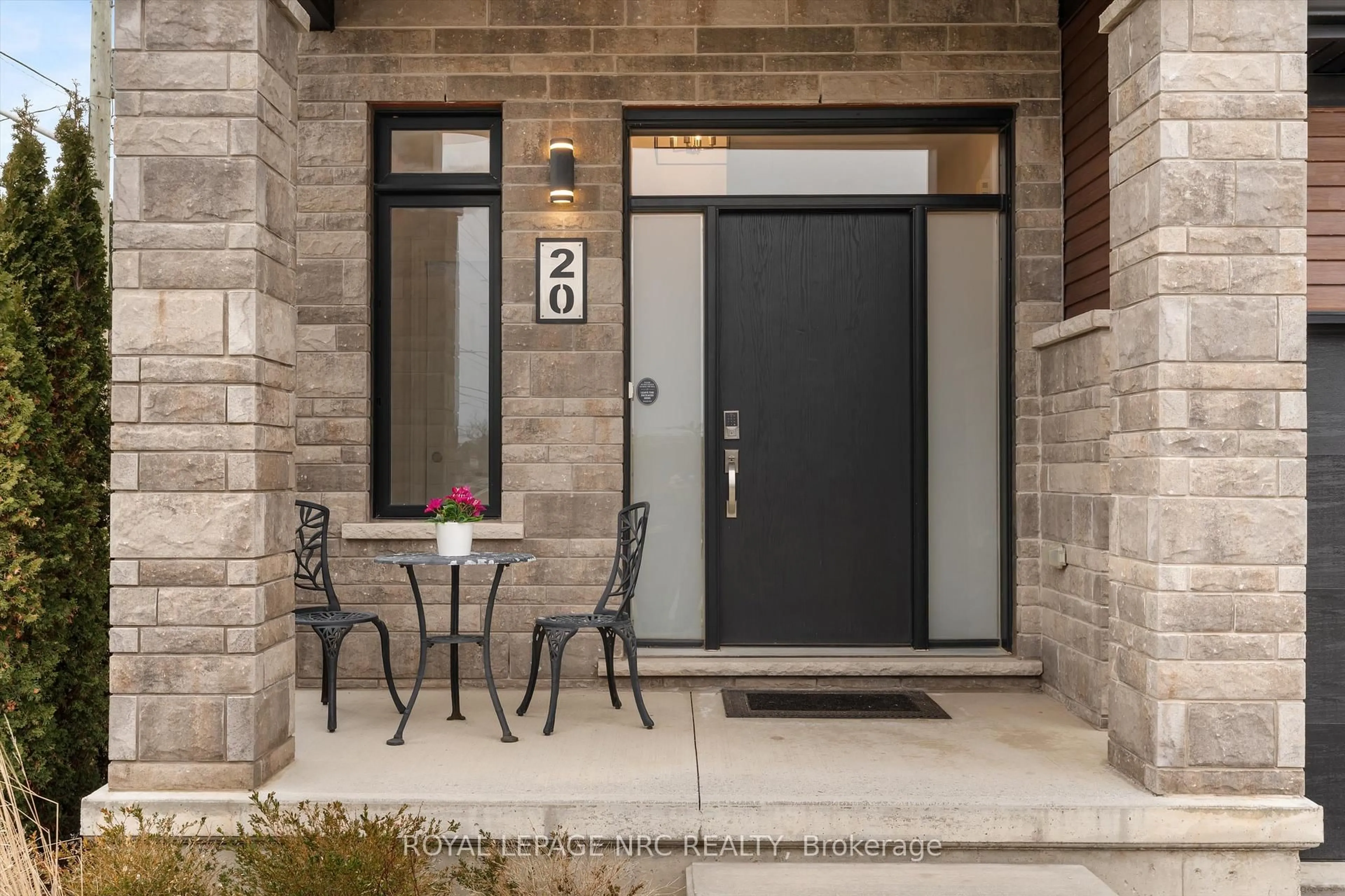 Indoor entryway for 20 Myrtle St, Pelham Ontario L0S 1E6