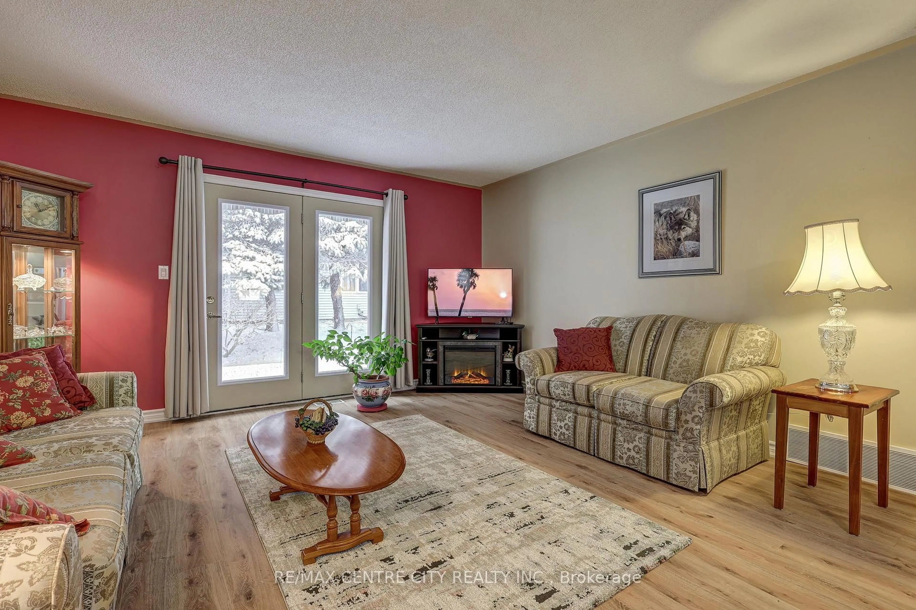 Living room with furniture, wood/laminate floor for 19 Brasher Dr, Tillsonburg Ontario N4G 5T2