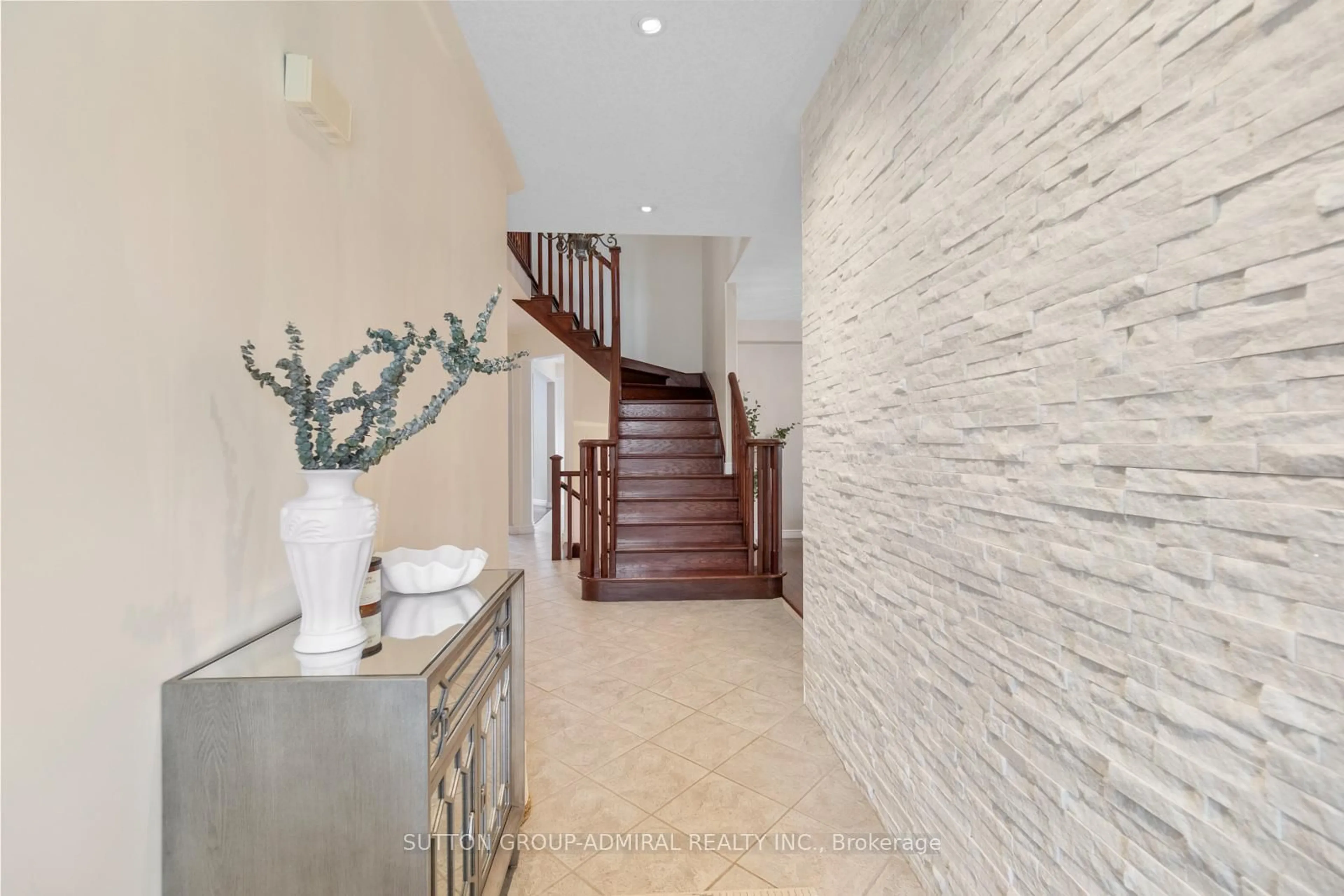 Indoor foyer for 303 Winterburg Crt, Waterloo Ontario N2V 2S8