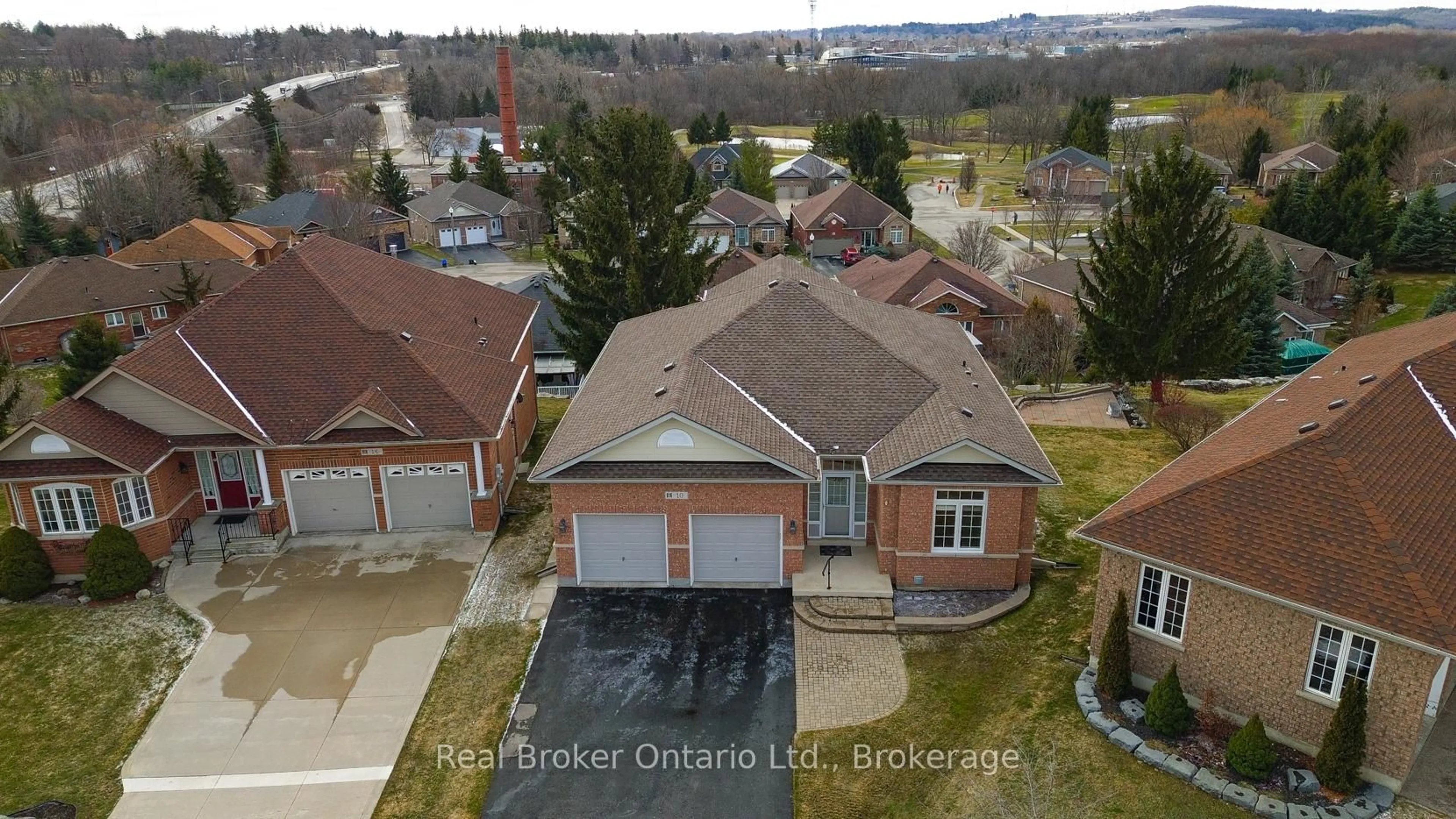 A pic from outside/outdoor area/front of a property/back of a property/a pic from drone, street for 10 Green Gable Pl, Woodstock Ontario N4T 1W6