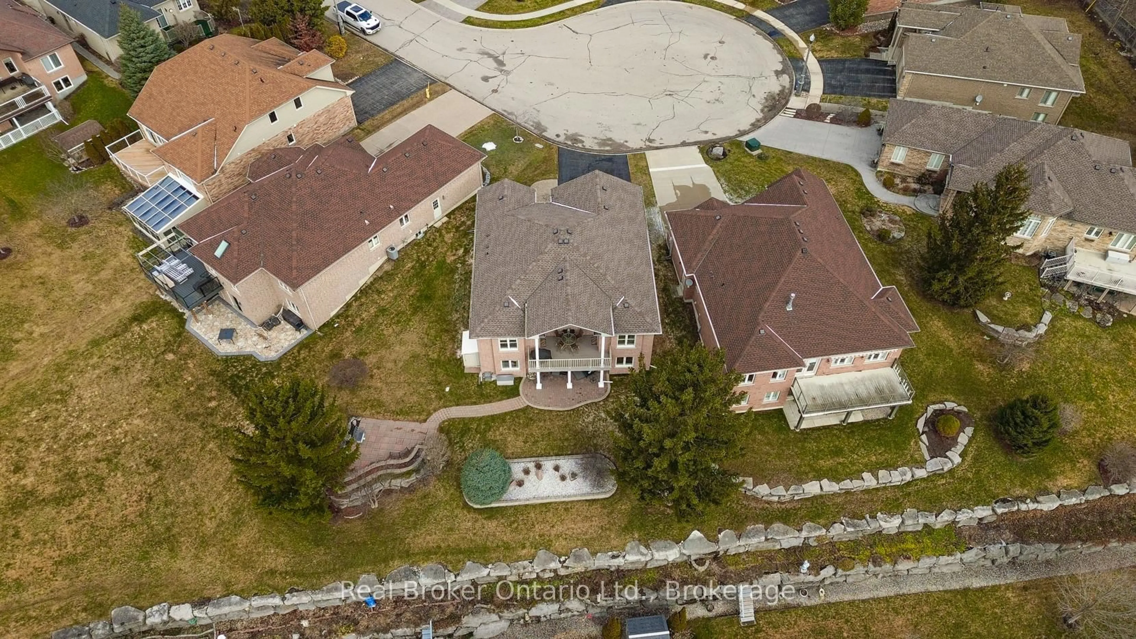 A pic from outside/outdoor area/front of a property/back of a property/a pic from drone, street for 10 Green Gable Pl, Woodstock Ontario N4T 1W6