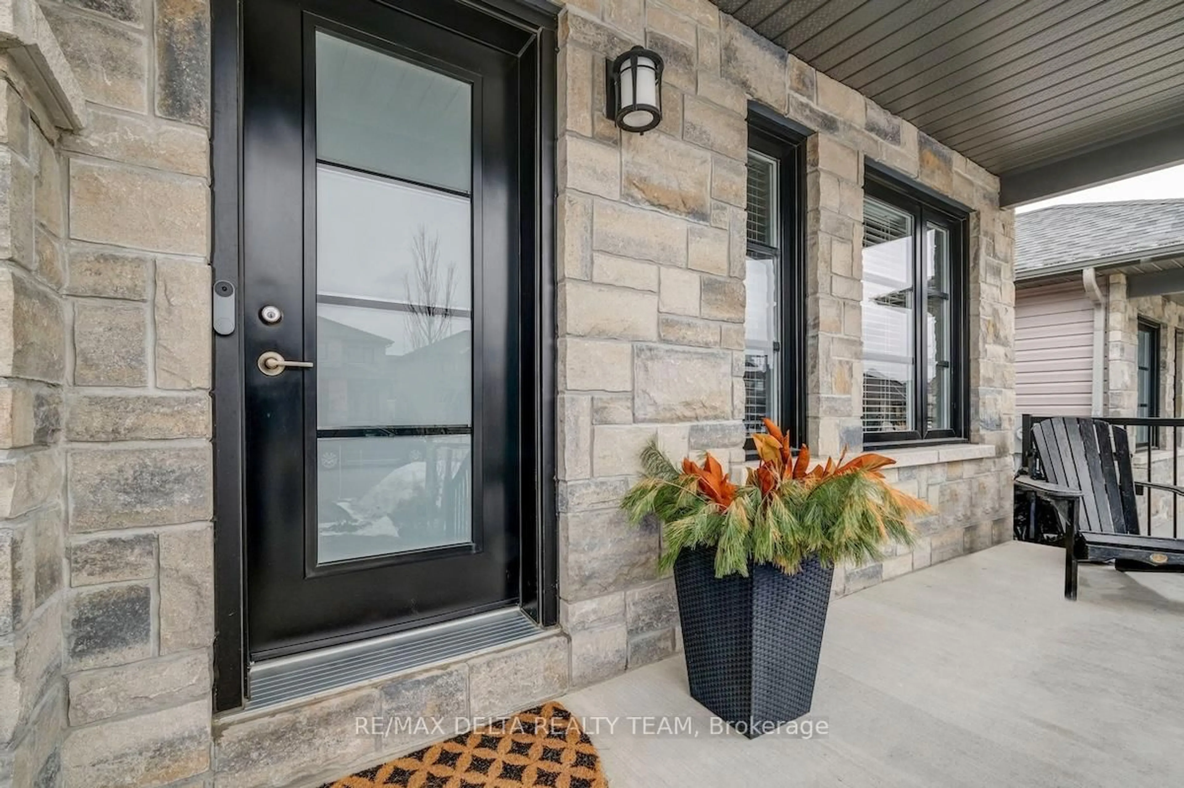 Indoor entryway for 715 Azure St, Russell Ontario K4R 0E5