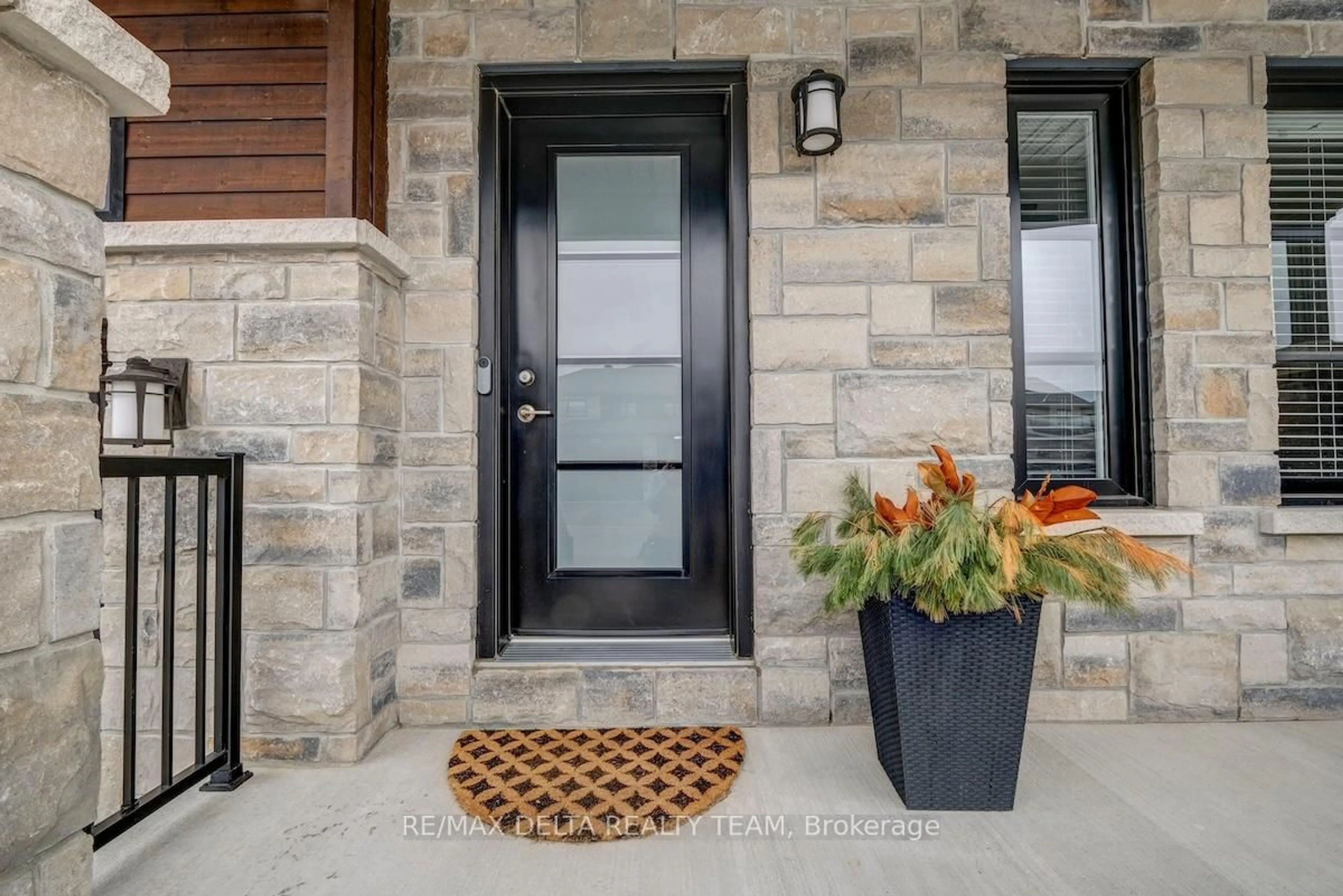 Indoor entryway for 715 Azure St, Russell Ontario K4R 0E5