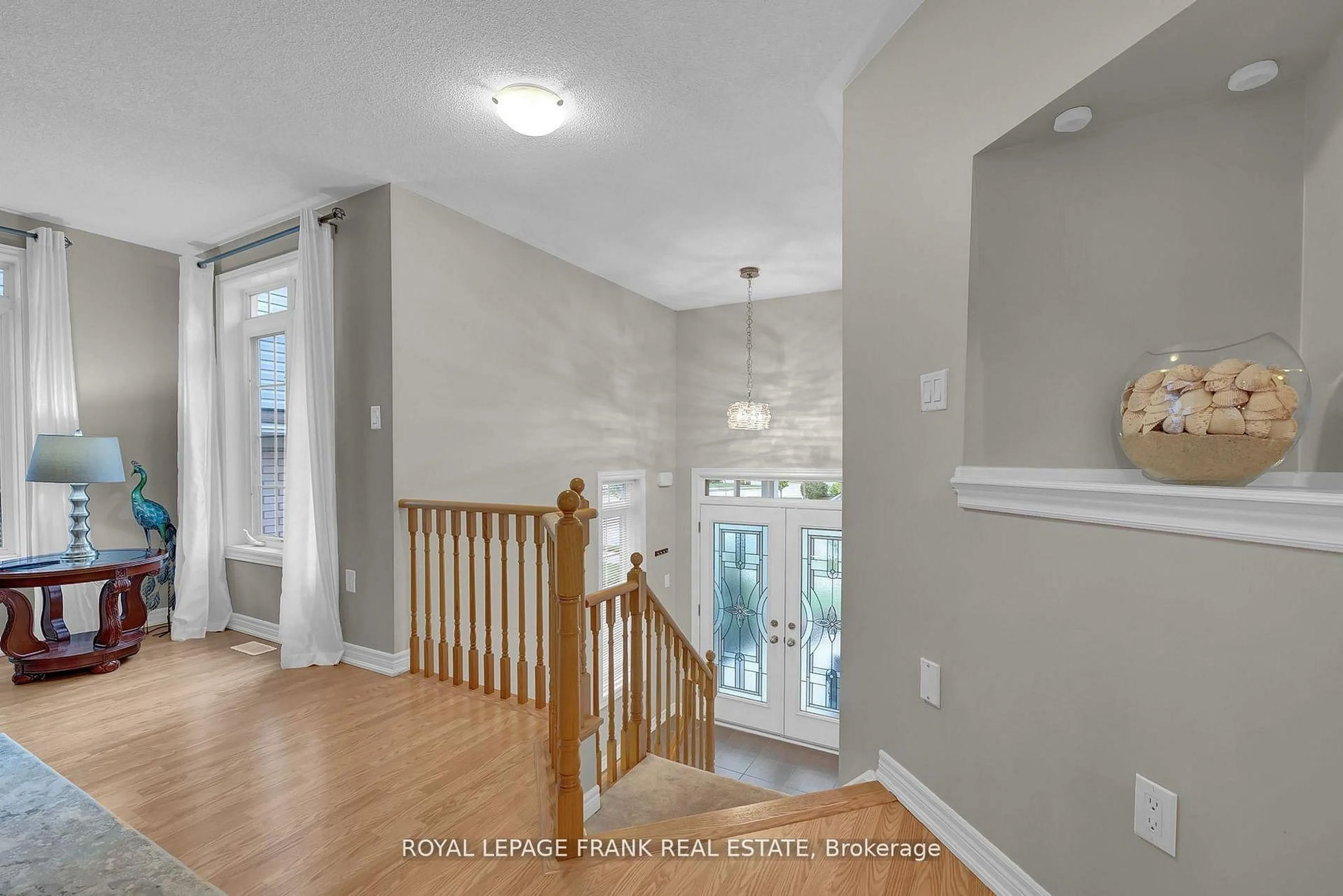 Indoor entryway for 100 White Dr, Port Hope Ontario L1A 0B6