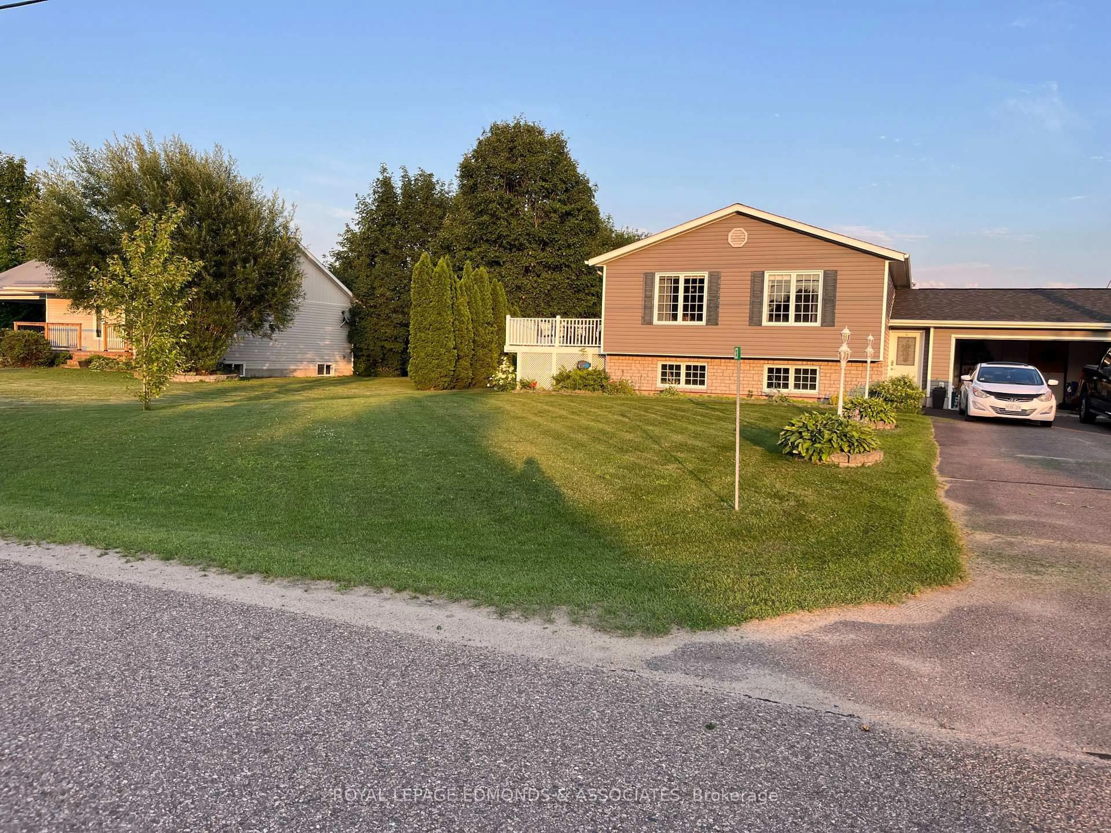 A pic from outside/outdoor area/front of a property/back of a property/a pic from drone, unknown for 63 Meadowview Dr, Beachburg Ontario K0J 1C0