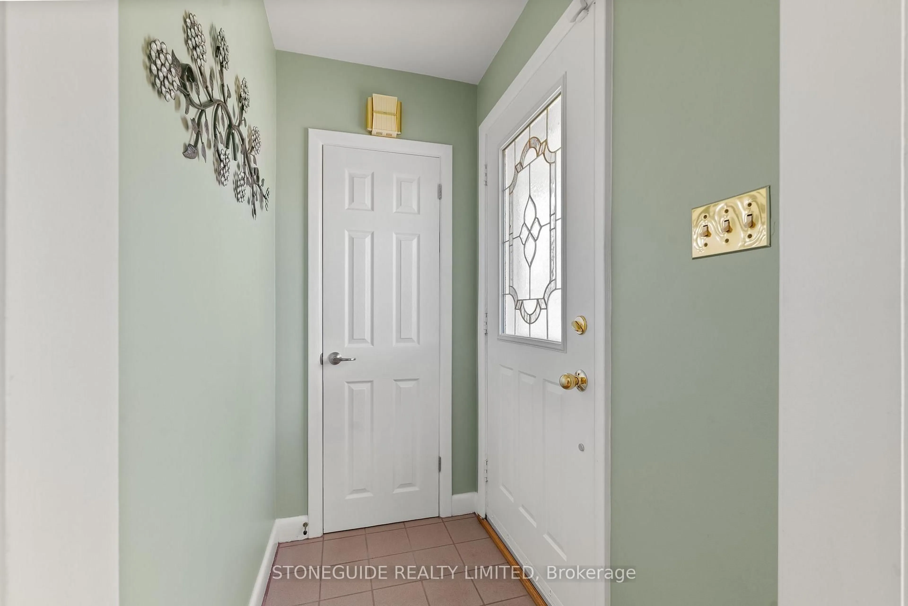 Indoor entryway for 5 Armour Crt, Kawartha Lakes Ontario K9V 1N9