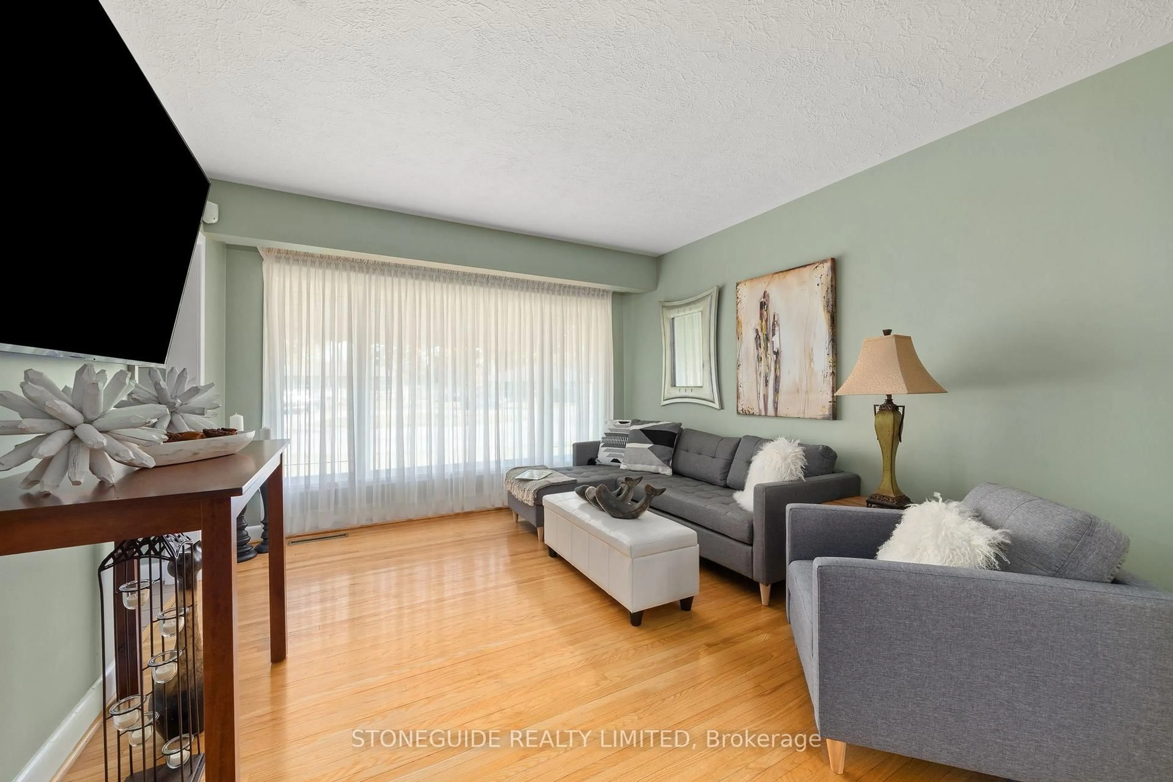 Living room with furniture, unknown for 5 Armour Crt, Kawartha Lakes Ontario K9V 1N9