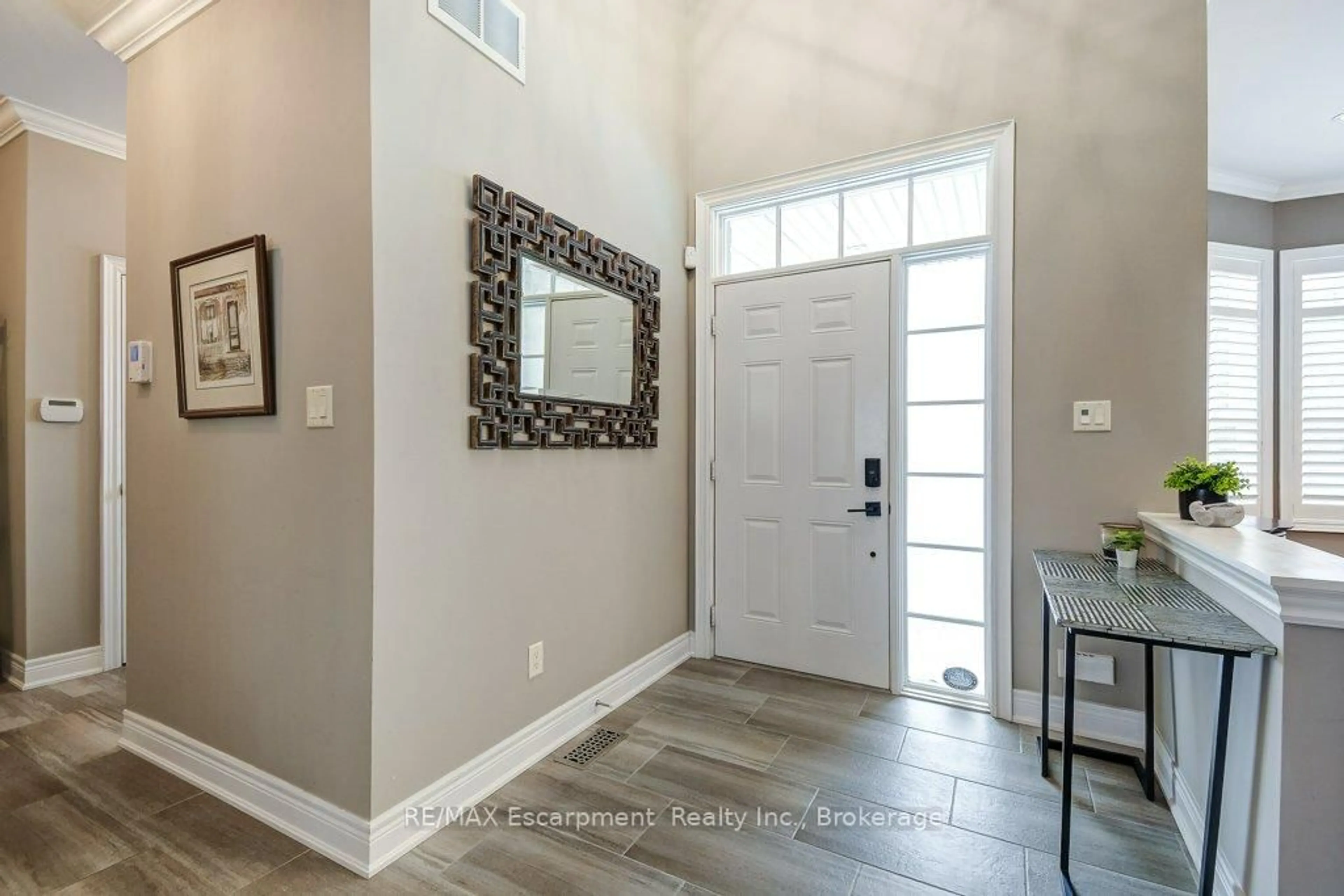 Indoor entryway for 35 Butternut Grove Lane, Hamilton Ontario L9K 0B7