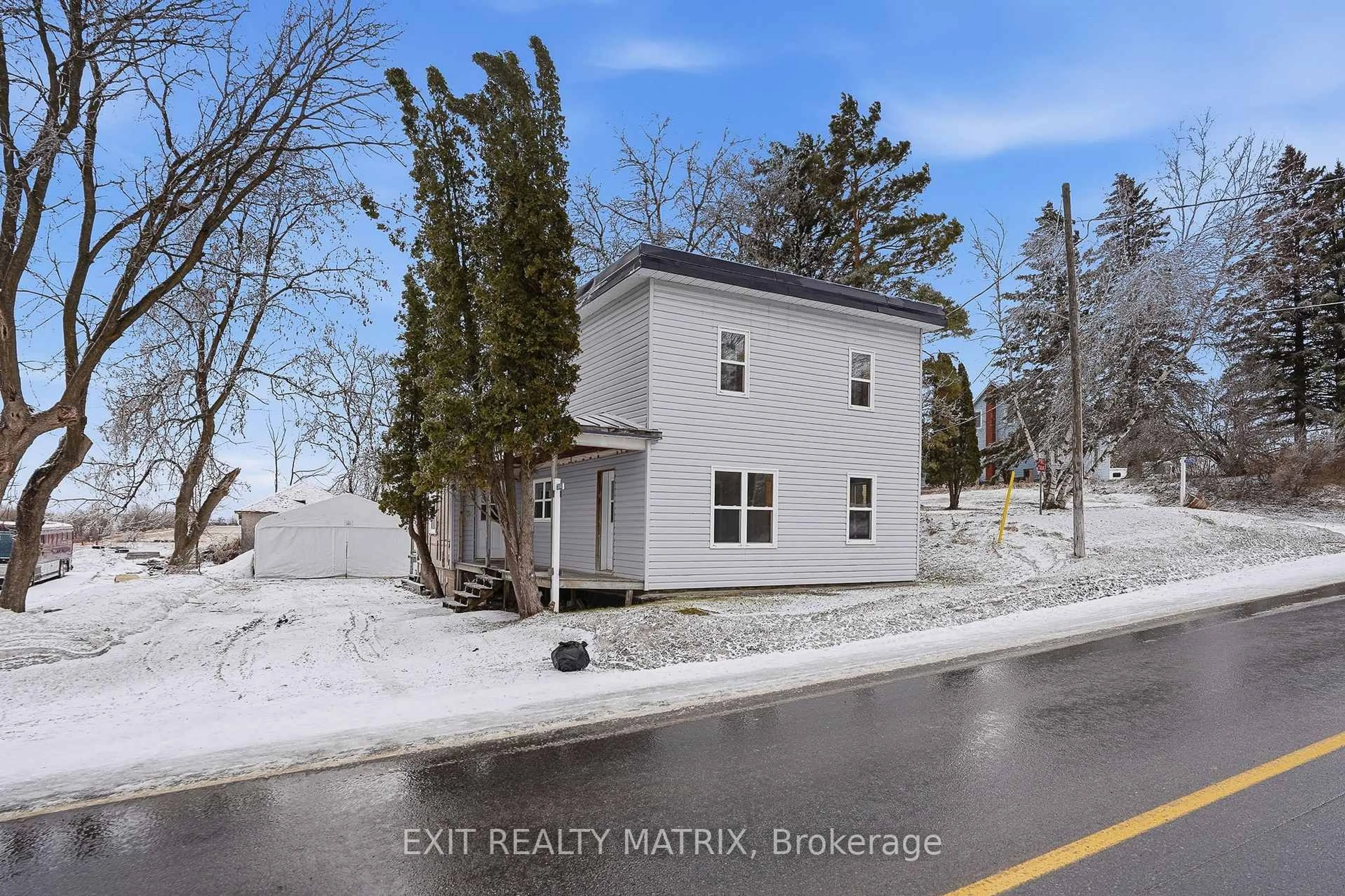 A pic from outside/outdoor area/front of a property/back of a property/a pic from drone, street for 21888 Laggan-Glenelg Rd, North Glengarry Ontario K0B 1E0