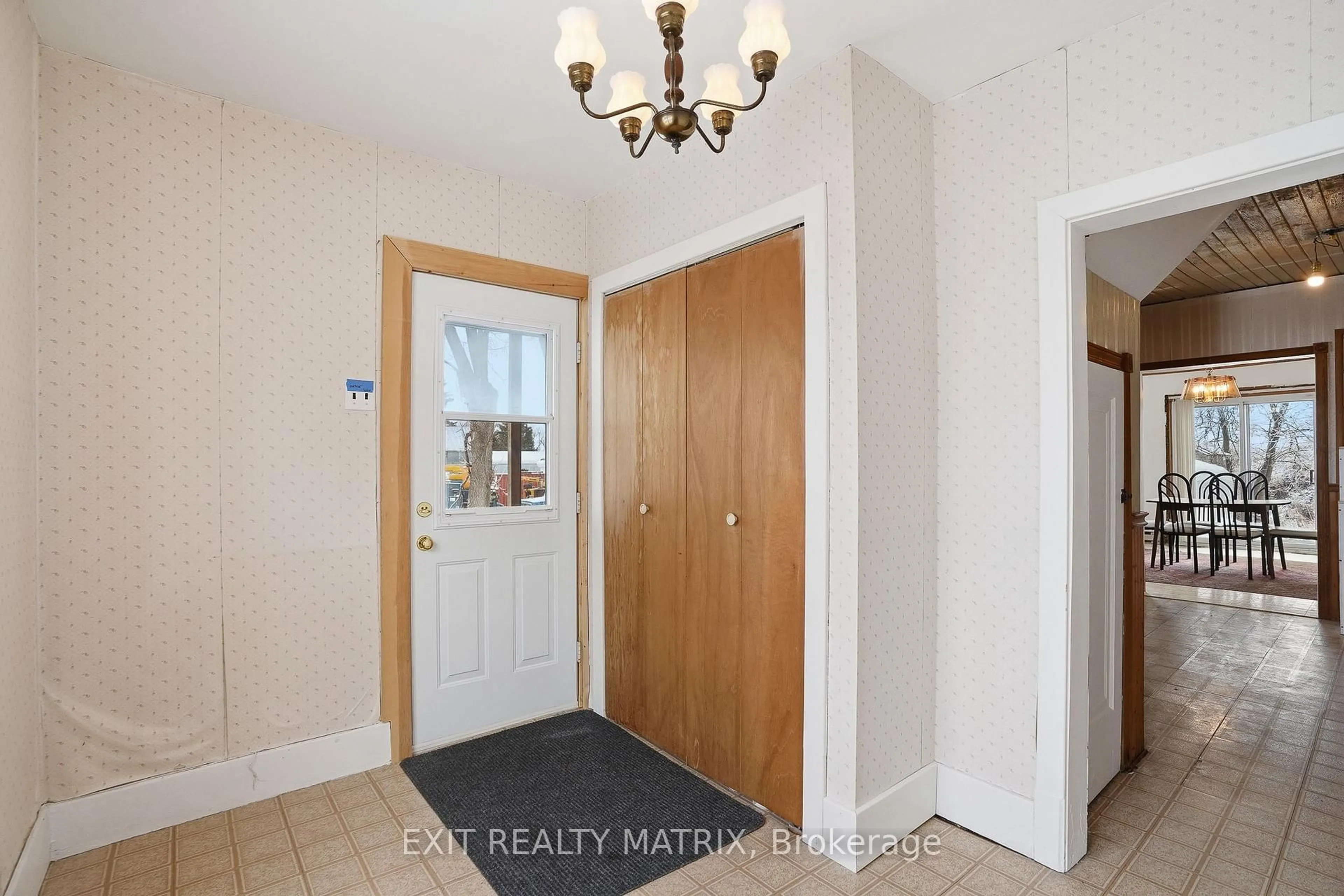 Indoor entryway for 21888 Laggan-Glenelg Rd, North Glengarry Ontario K0B 1E0