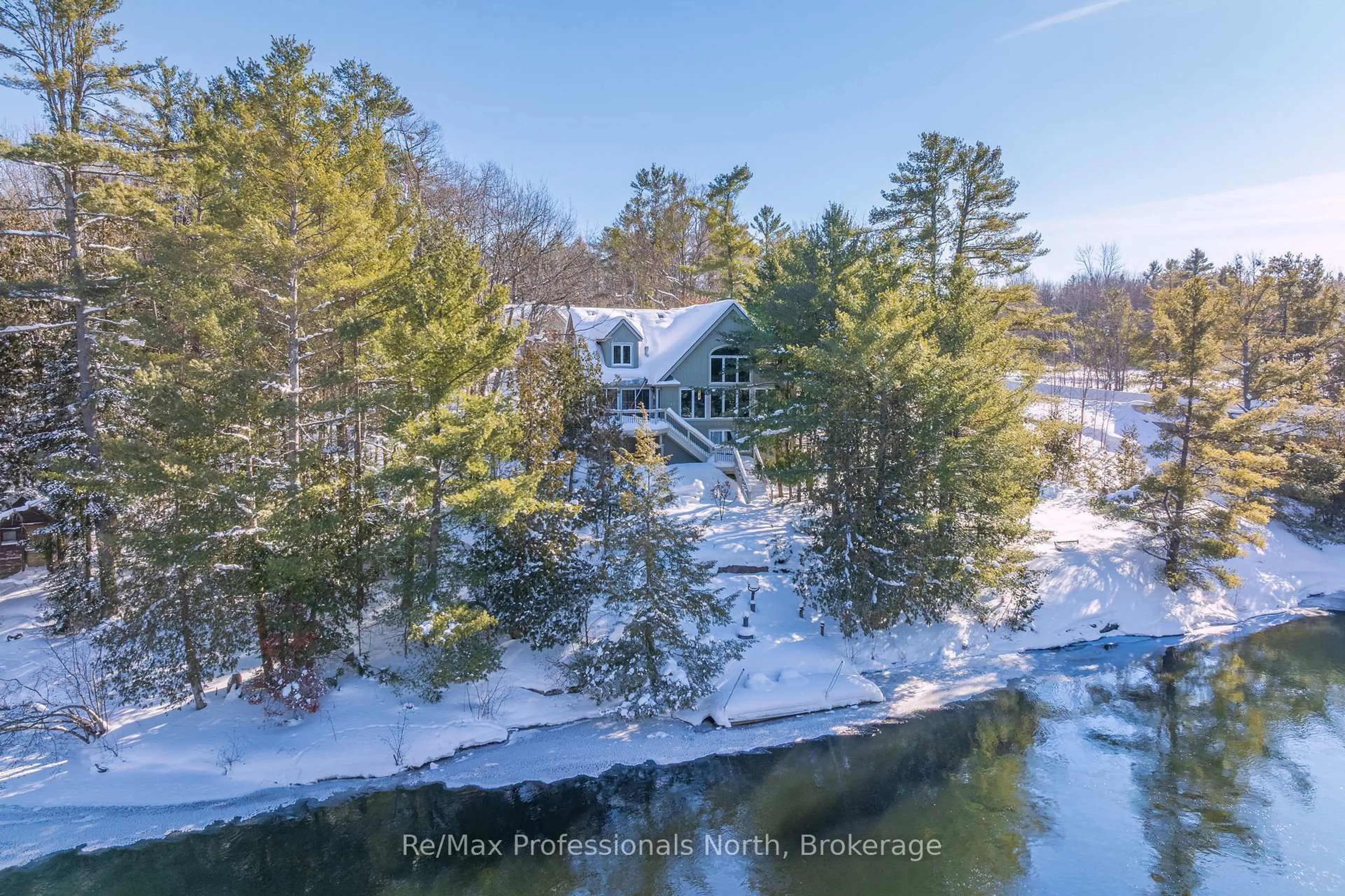 A pic from outside/outdoor area/front of a property/back of a property/a pic from drone, water/lake/river/ocean view for 1005 Laidlaw Ave, Gravenhurst Ontario L0K 2B0