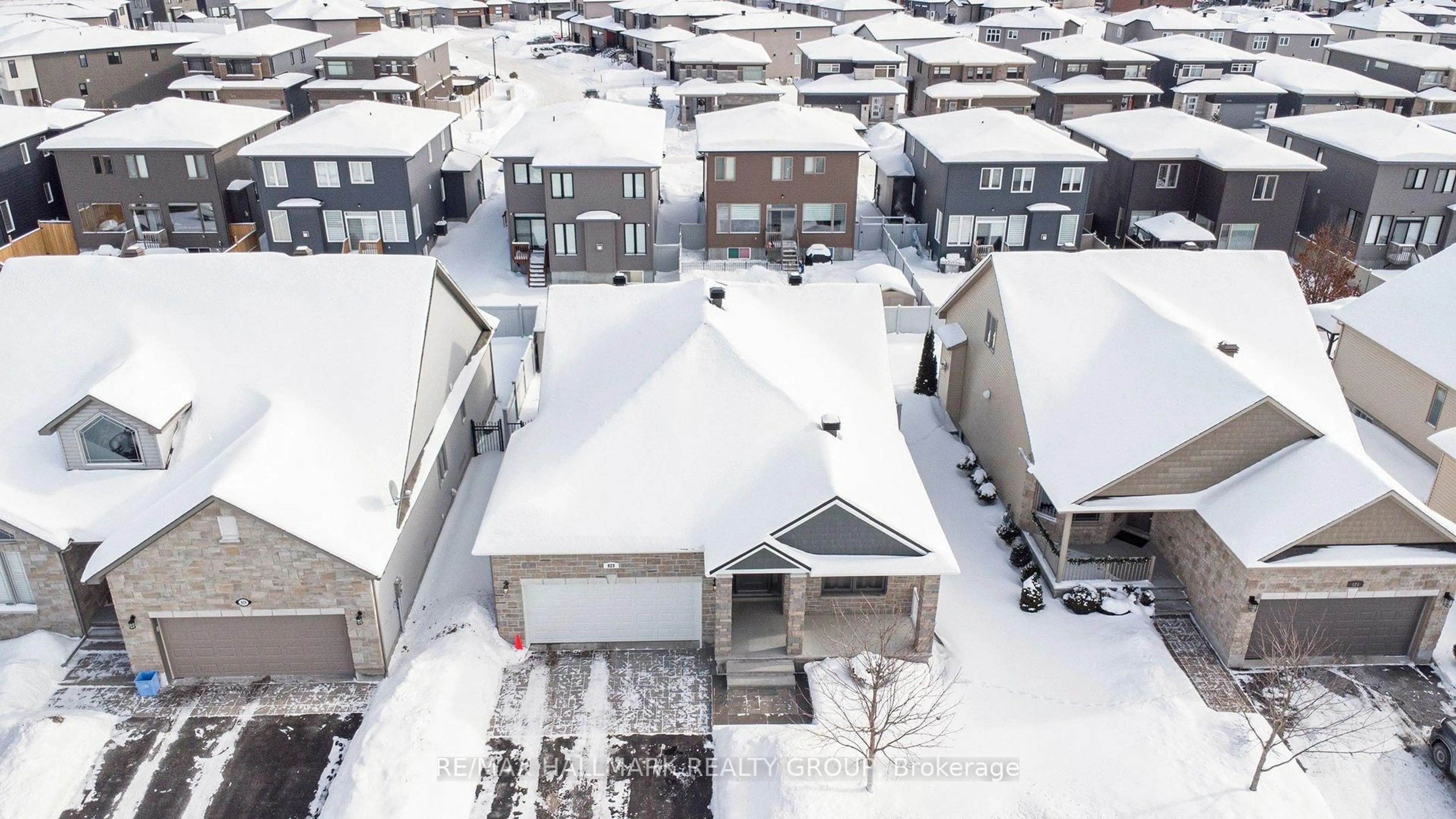 A pic from outside/outdoor area/front of a property/back of a property/a pic from drone, street for 825 Platinum St, Clarence-Rockland Ontario K4K 0J2