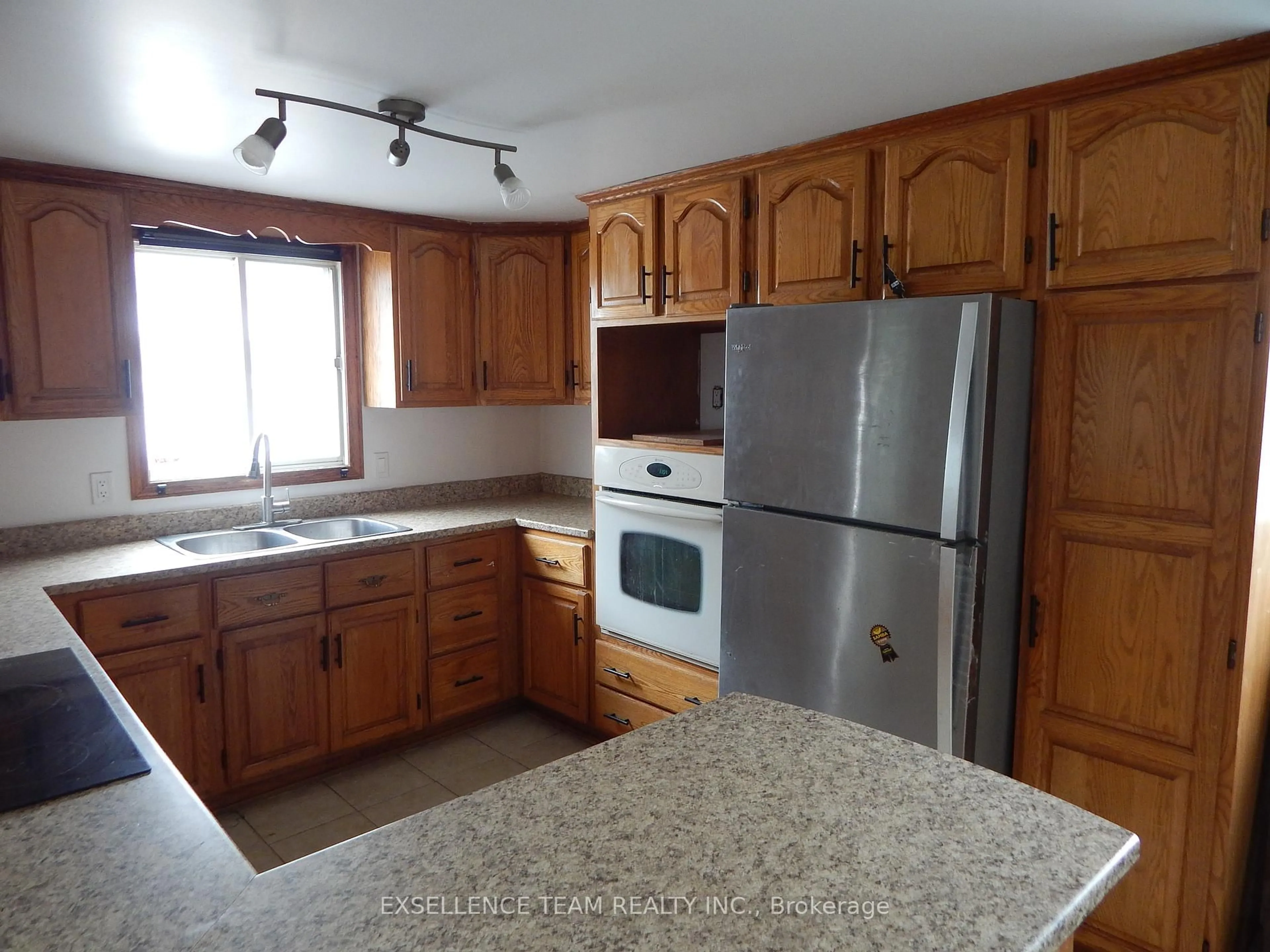 Standard kitchen, unknown for 107 Louisa St, Cornwall Ontario K6H 4P7