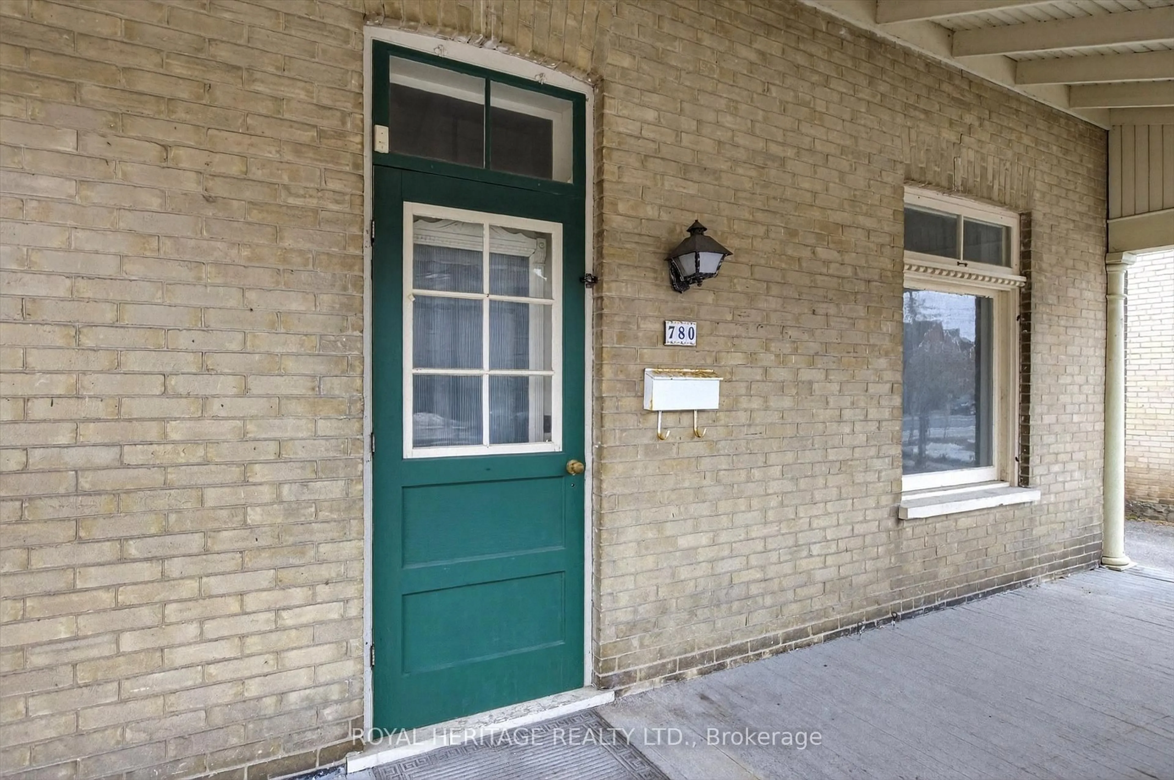 Indoor entryway for 780 Water St, Peterborough Ontario K9H 3N6