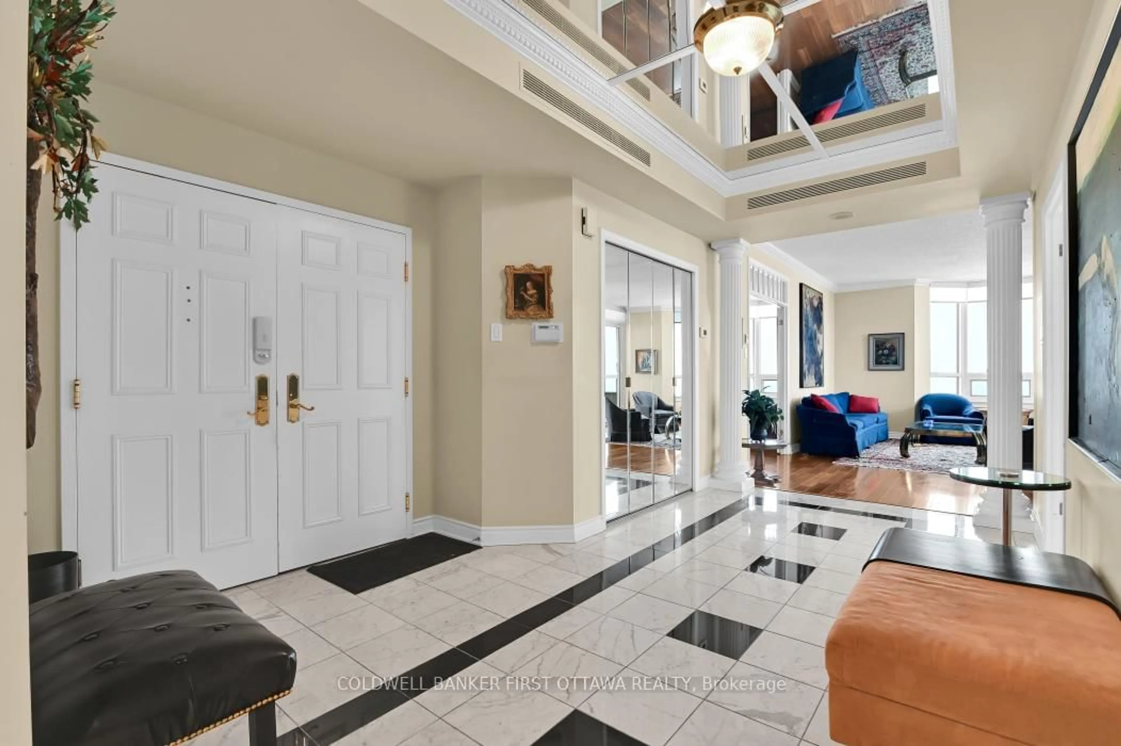 Indoor foyer for 1480 Riverside Dr #2702, Ottawa Ontario K1G 5H2