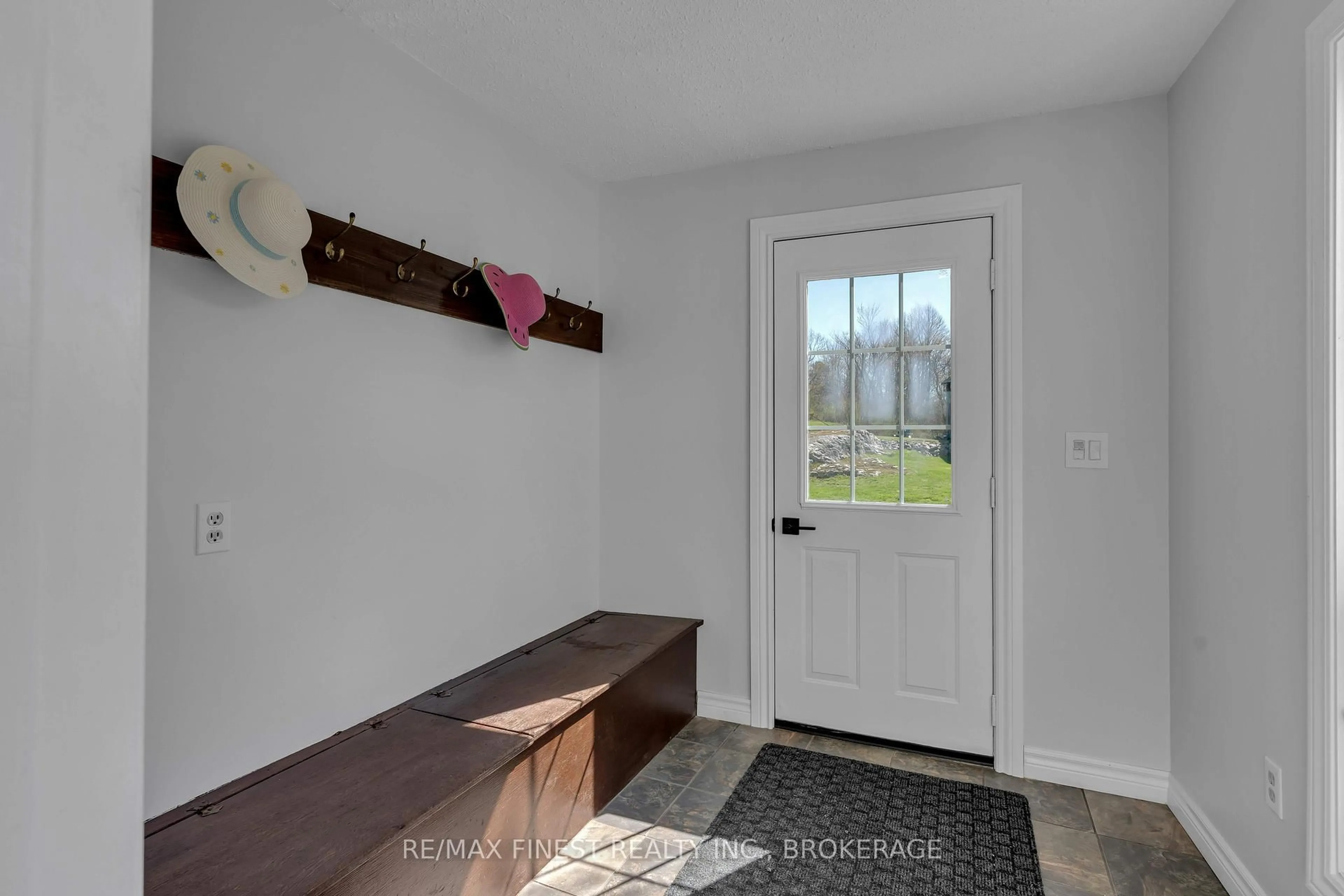 Indoor entryway for 5002 Highway 2, Front of Leeds & Seeleys Bay Ontario K7G 2V6
