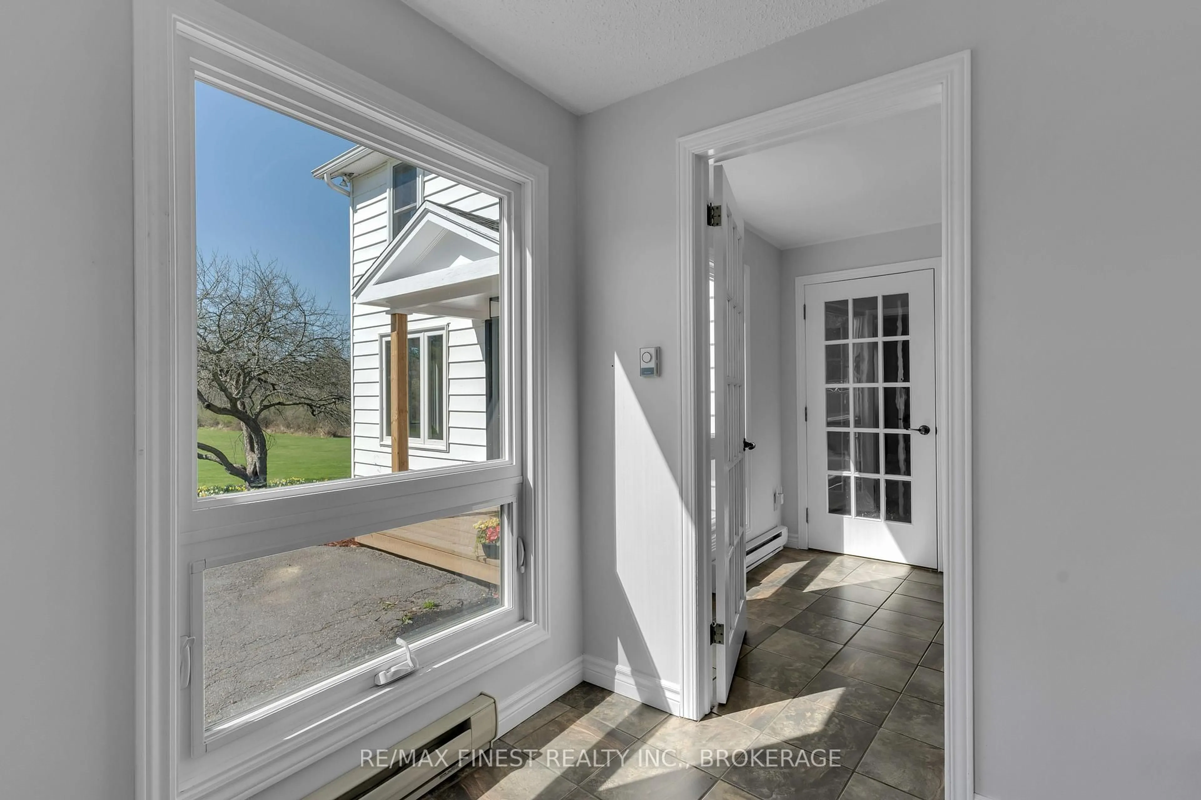 Indoor entryway for 5002 Highway 2, Front of Leeds & Seeleys Bay Ontario K7G 2V6