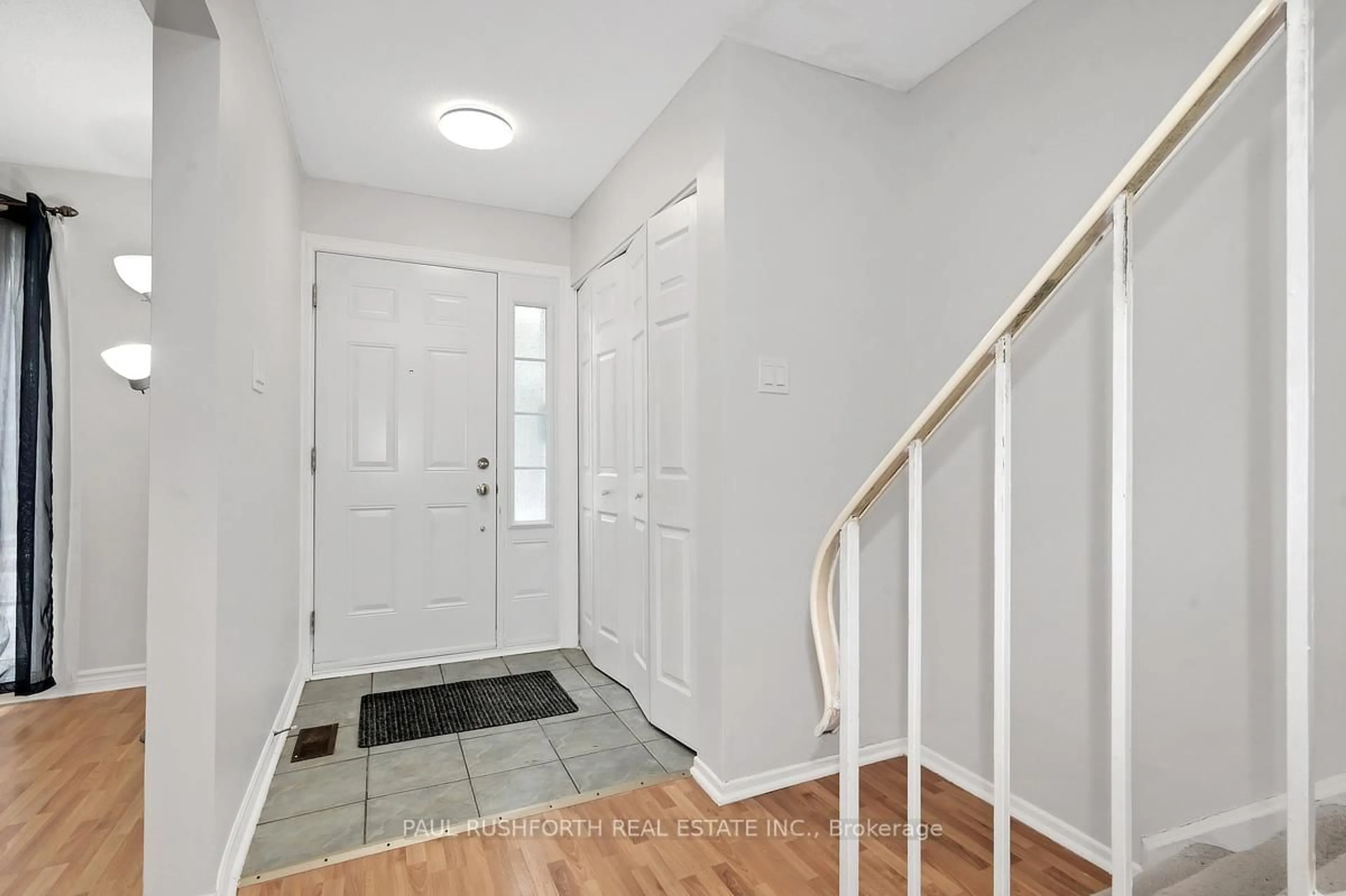 Indoor entryway for 1107 Meadowlands Dr, Ottawa Ontario K2C 0K5