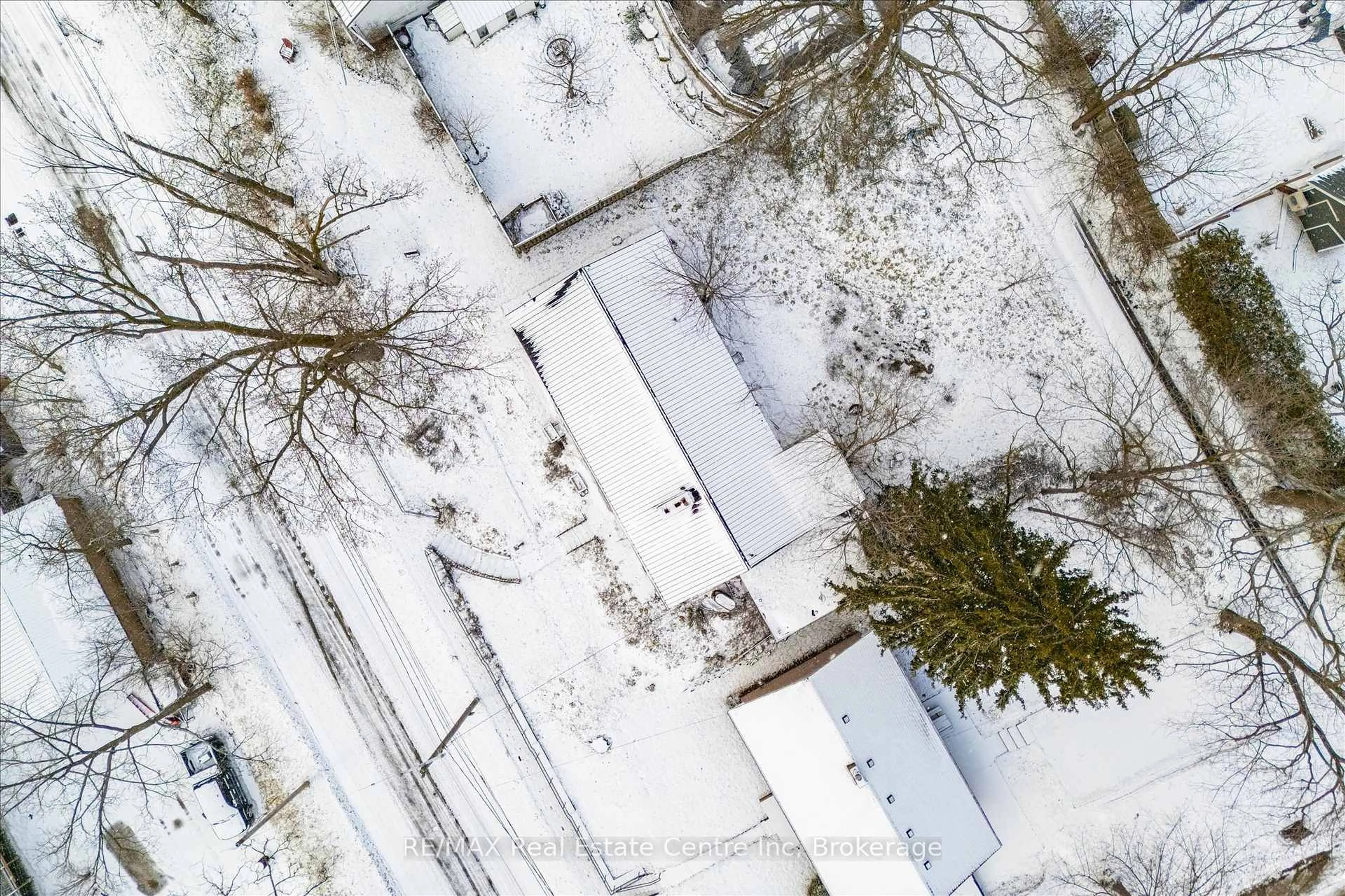 A pic from outside/outdoor area/front of a property/back of a property/a pic from drone, street for 289 St Patrick St, Centre Wellington Ontario N1M 1M5