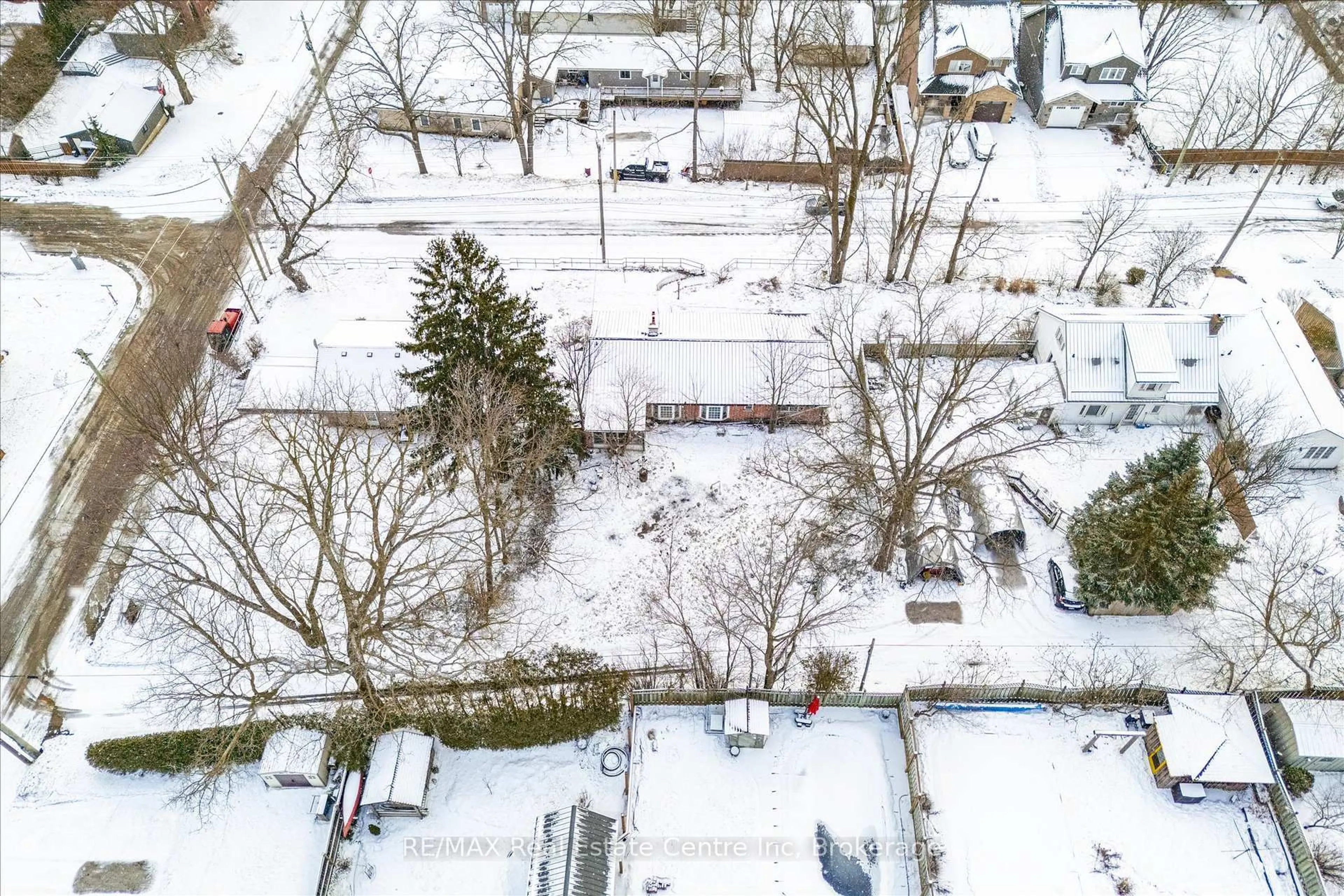 A pic from outside/outdoor area/front of a property/back of a property/a pic from drone, street for 289 St Patrick St, Centre Wellington Ontario N1M 1M5