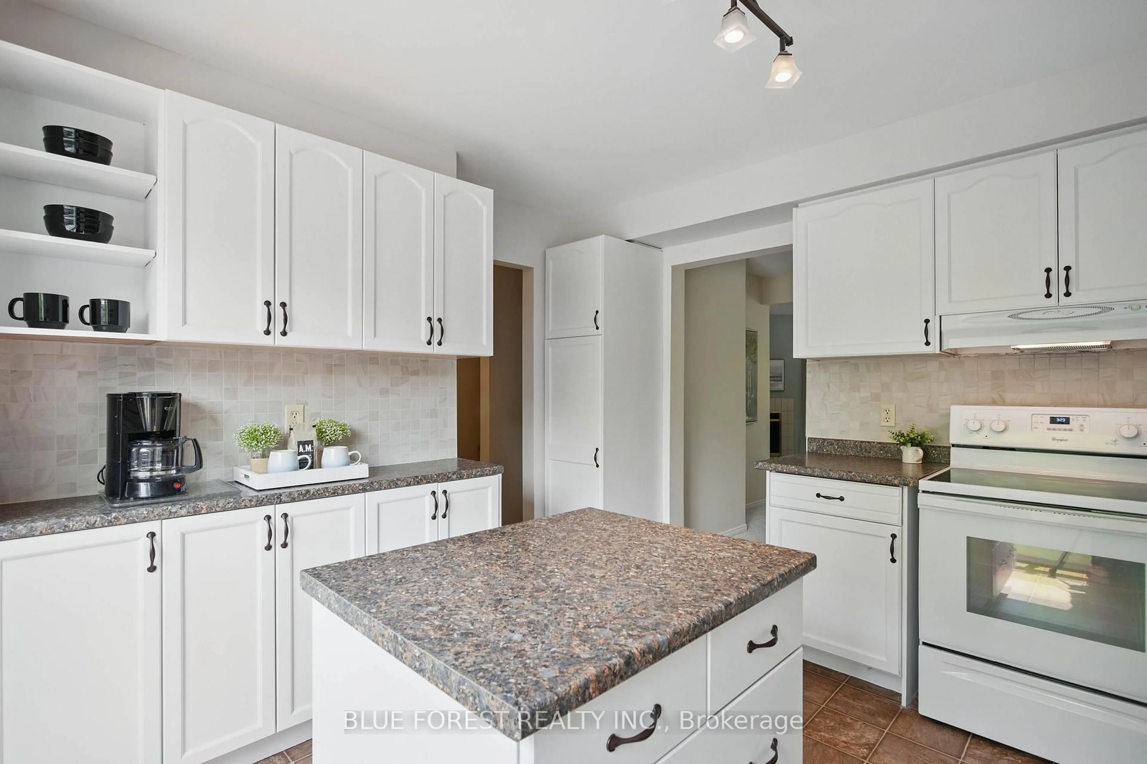 Unknown for 1990 Wavell St #82, London East Ontario N5V 4N5