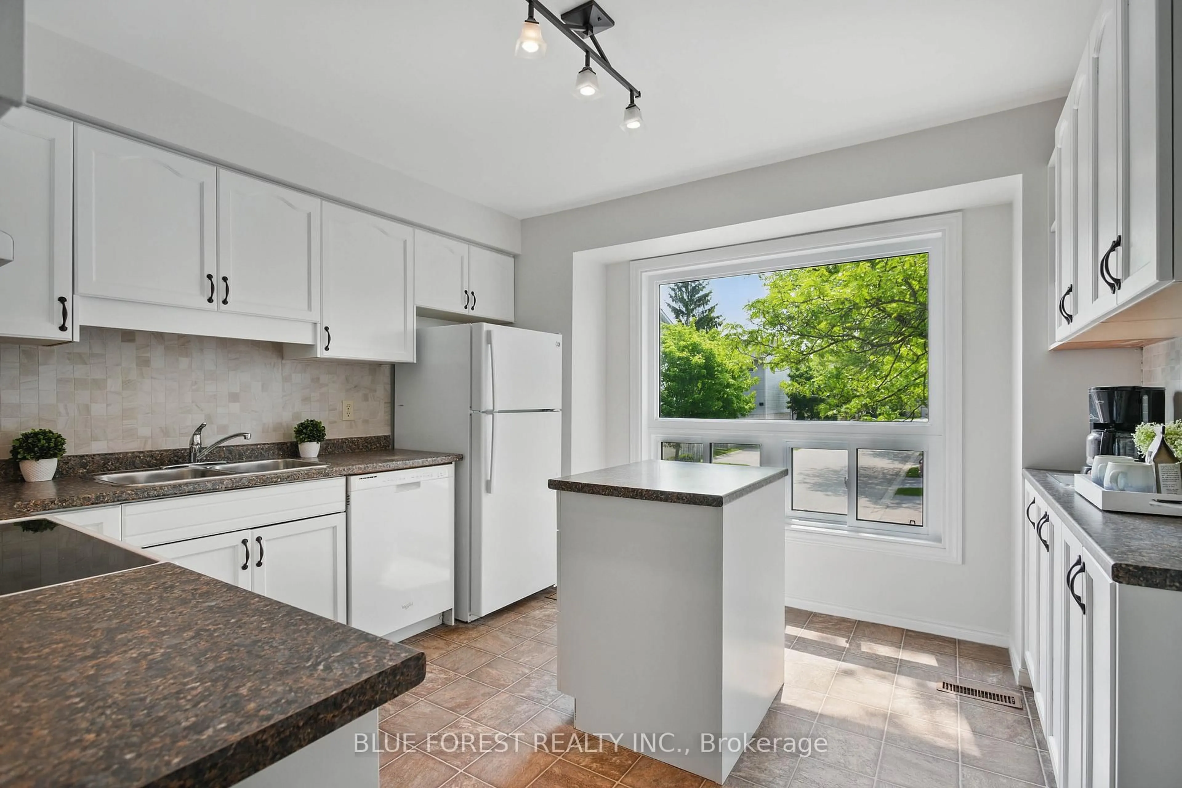 Unknown for 1990 Wavell St #82, London East Ontario N5V 4N5