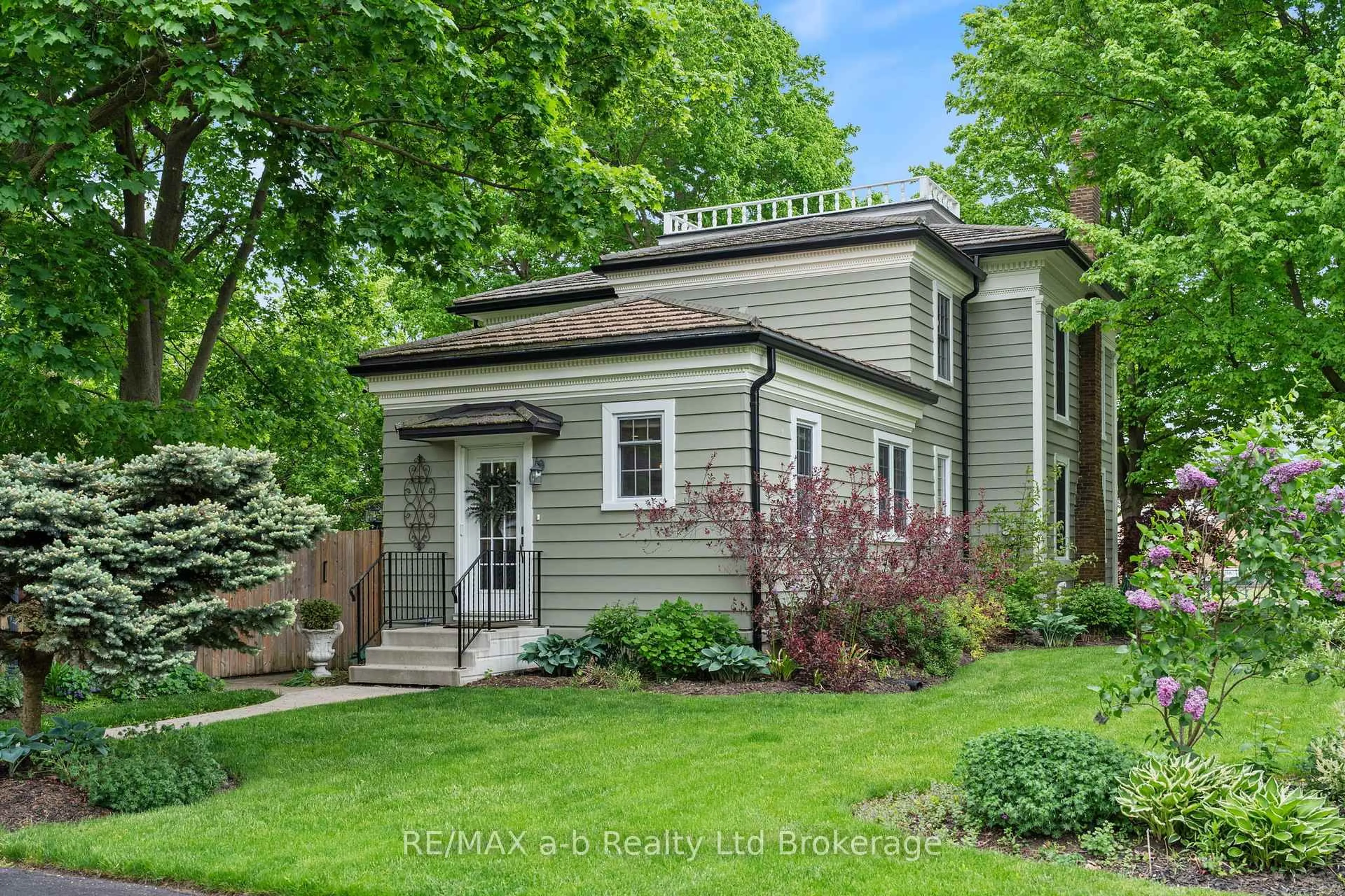 Home with vinyl exterior material, street for 74 Centre St, Aylmer Ontario N5H 2G5