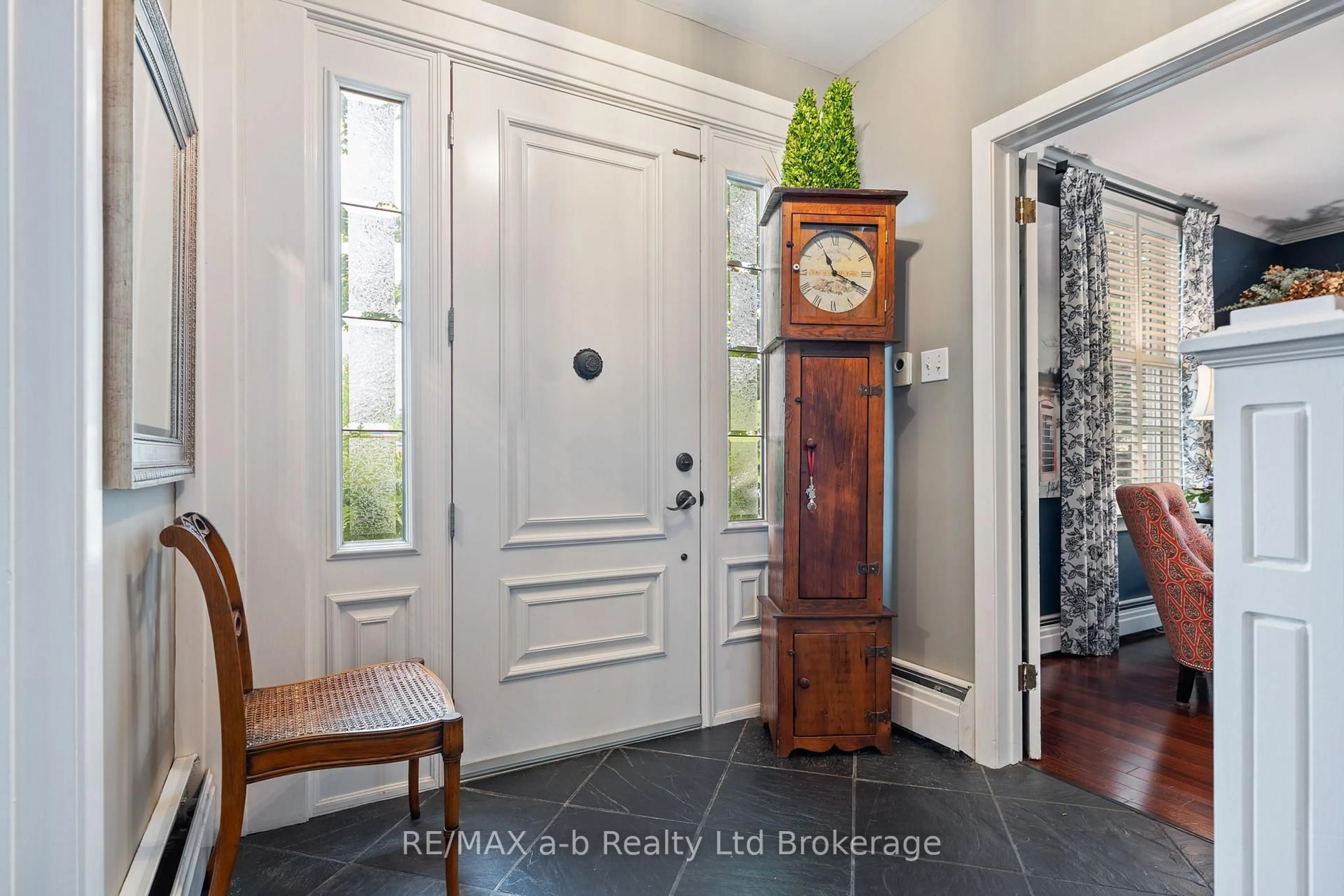 Indoor entryway for 74 Centre St, Aylmer Ontario N5H 2G5