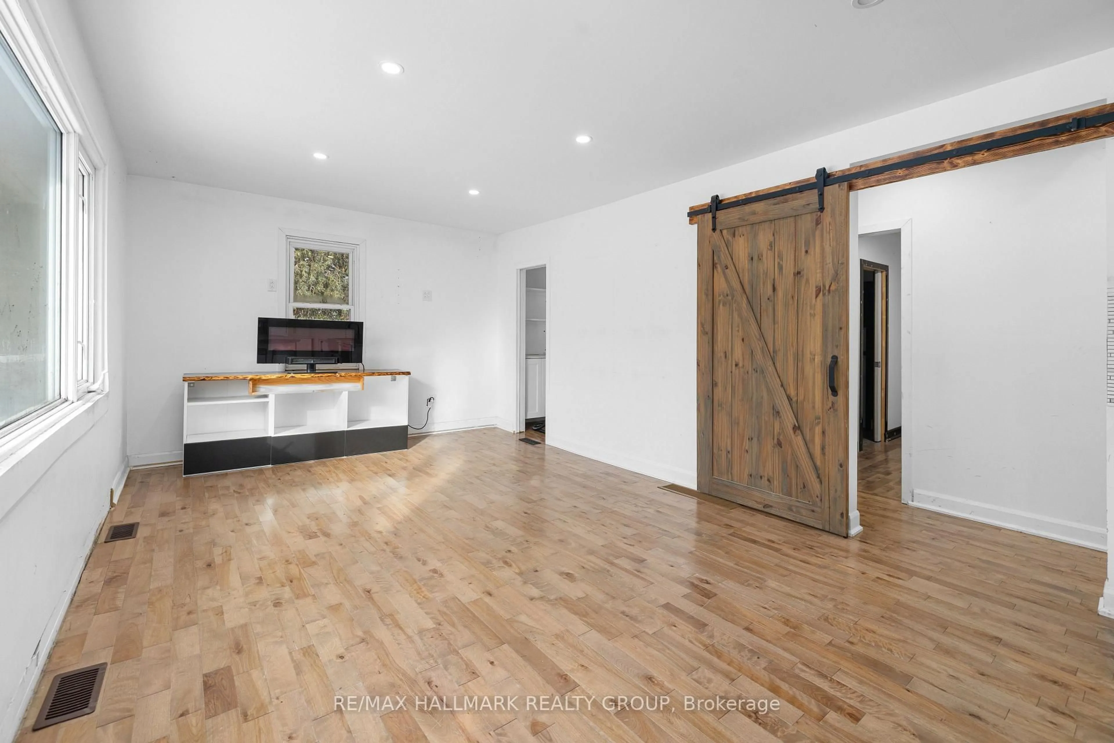 Indoor entryway for 2601 Regional Road 174 Rd, Orleans Ontario K4C 1R2