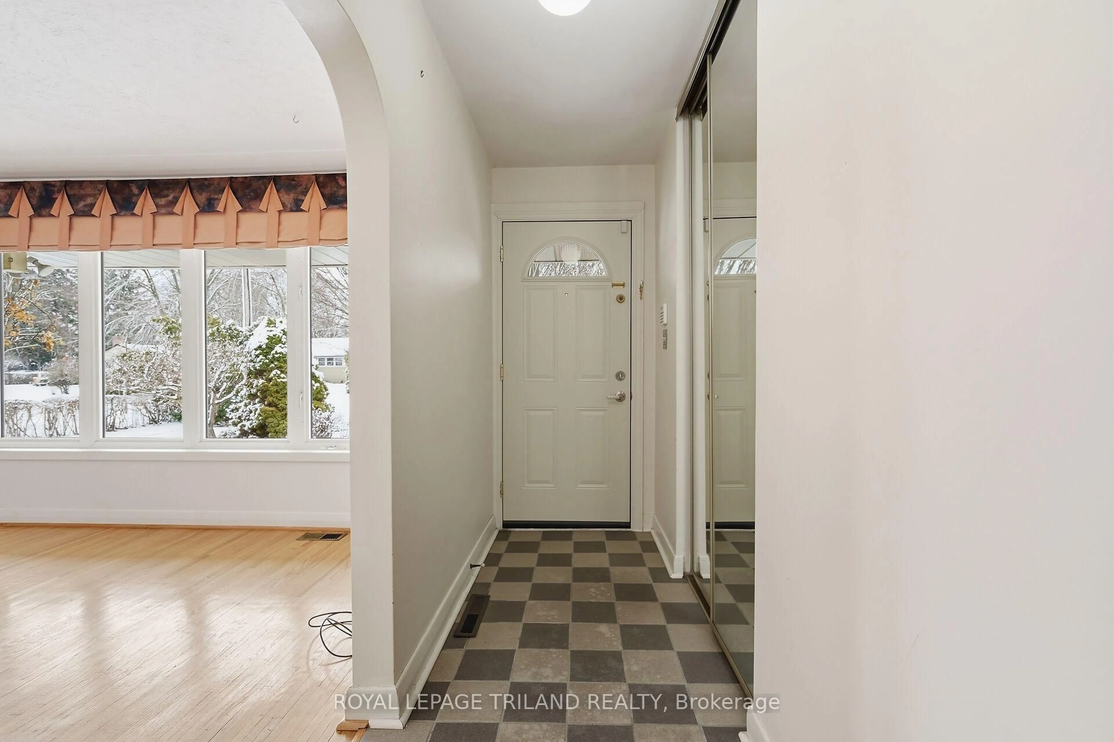 Indoor entryway for 39 Ford Cres, London North Ontario N6G 1H8